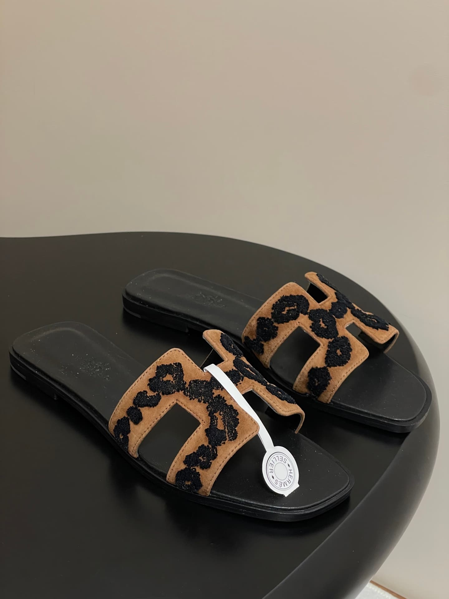D8039 – Top-quality products (come with high-end gift boxes or scarves) — image 1