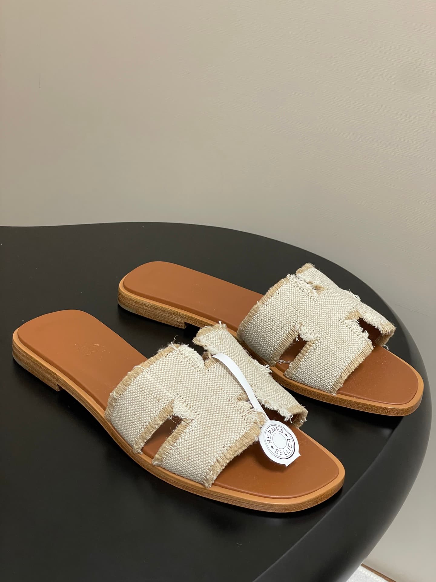 D8046 – Top-quality products (wrapped in high-end gift boxes or scarves) — image 1