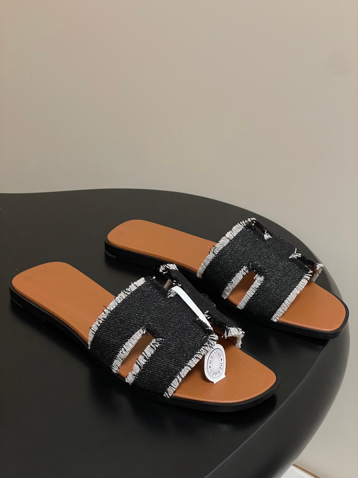D8045 – Top-quality products (wrapped in high-end boxes or scarves) — image 1