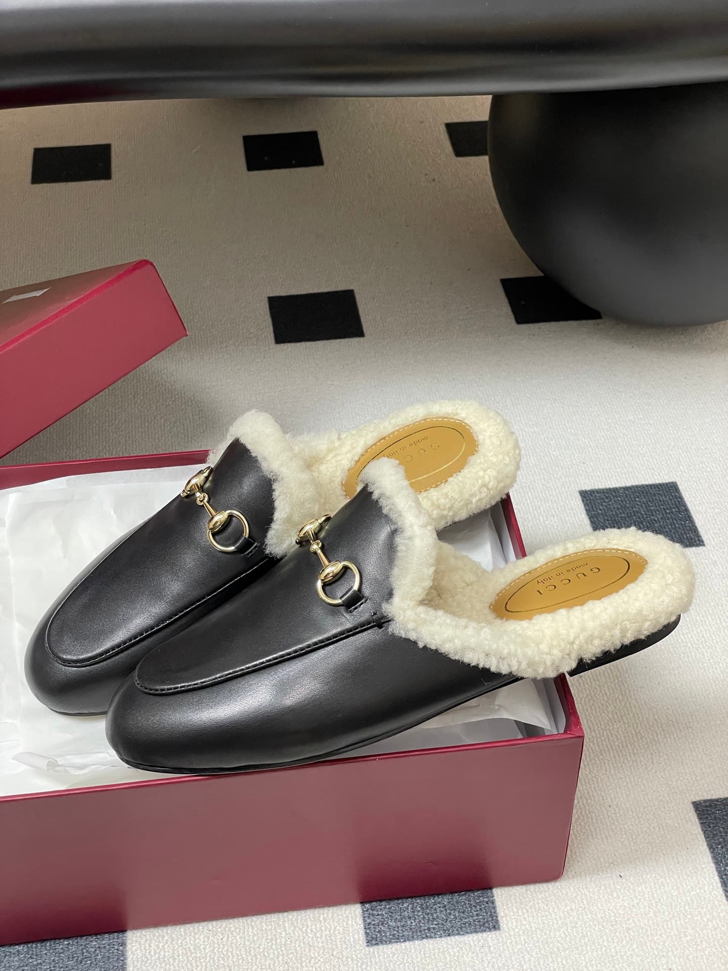 D7115 🏧𝐆𝐔𝐂𝐂𝐈 Gucci Princetown classic wool slippers, moutier shoes with leather texture, buckle-style flat slippers made of Merino sheep wool. — image 1