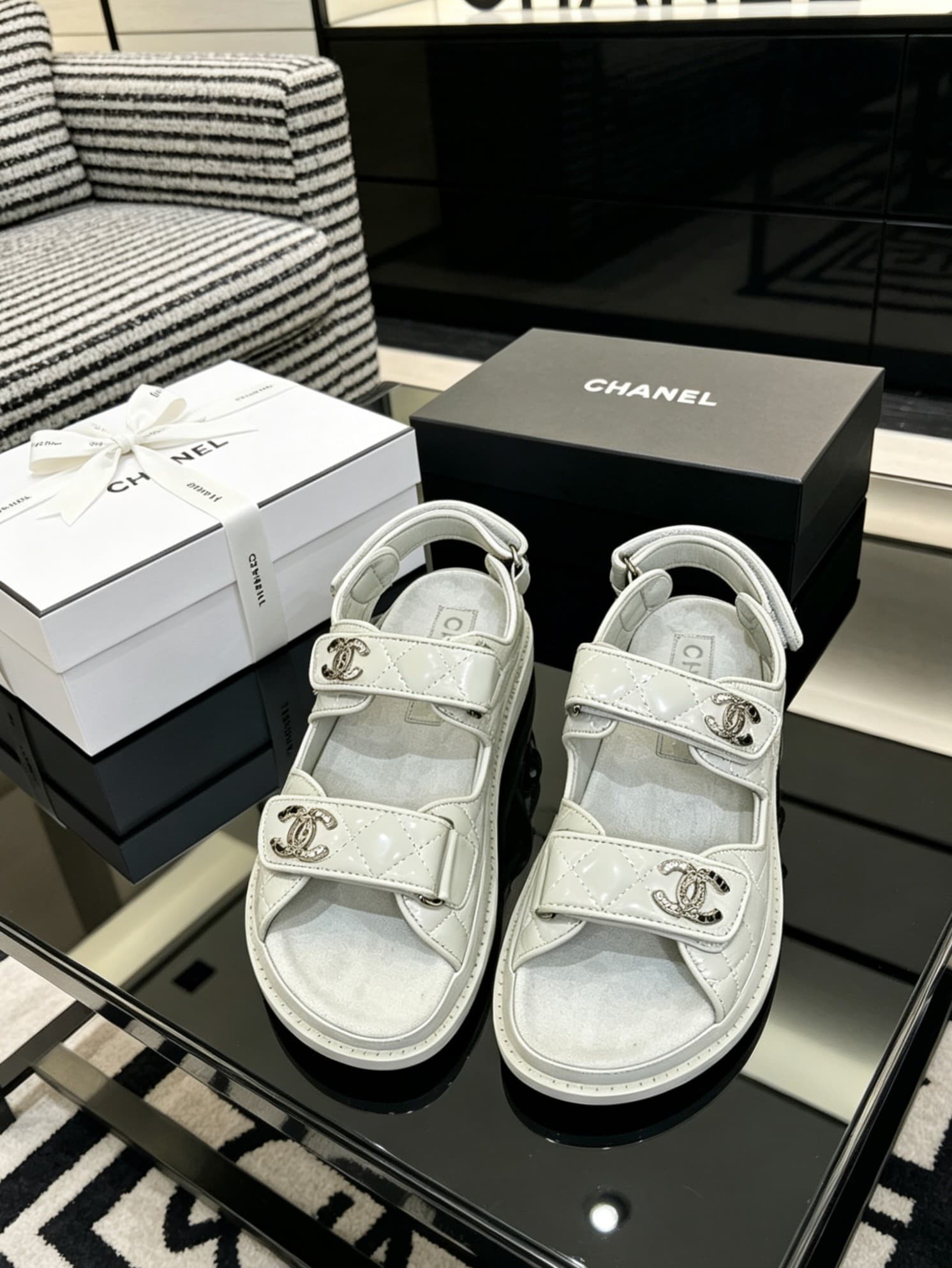 D4033 Delivered in a special box packaging for Chanel — image 1