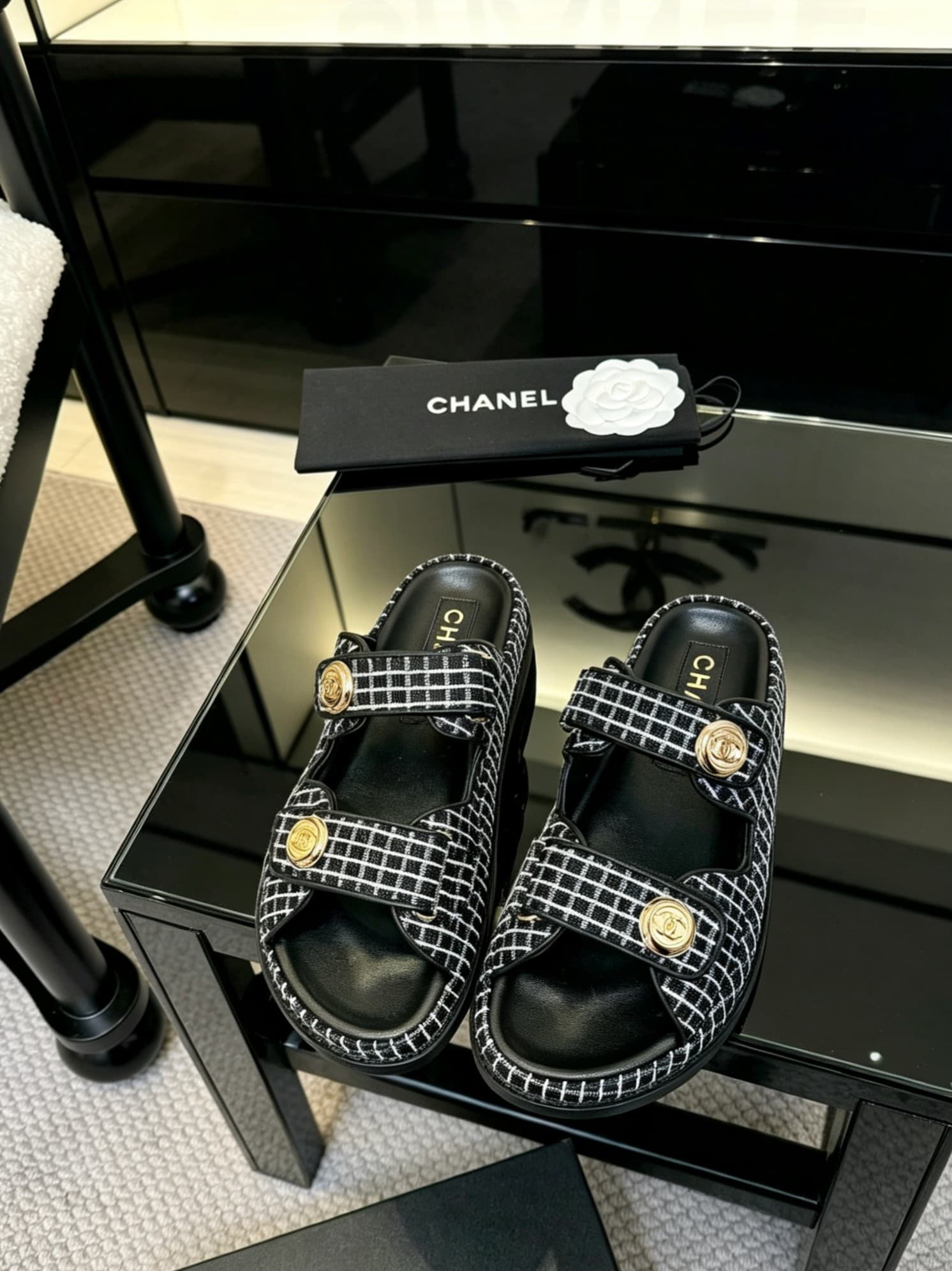 D4025 Delivery of Chanel-specific gift box packaging — image 1