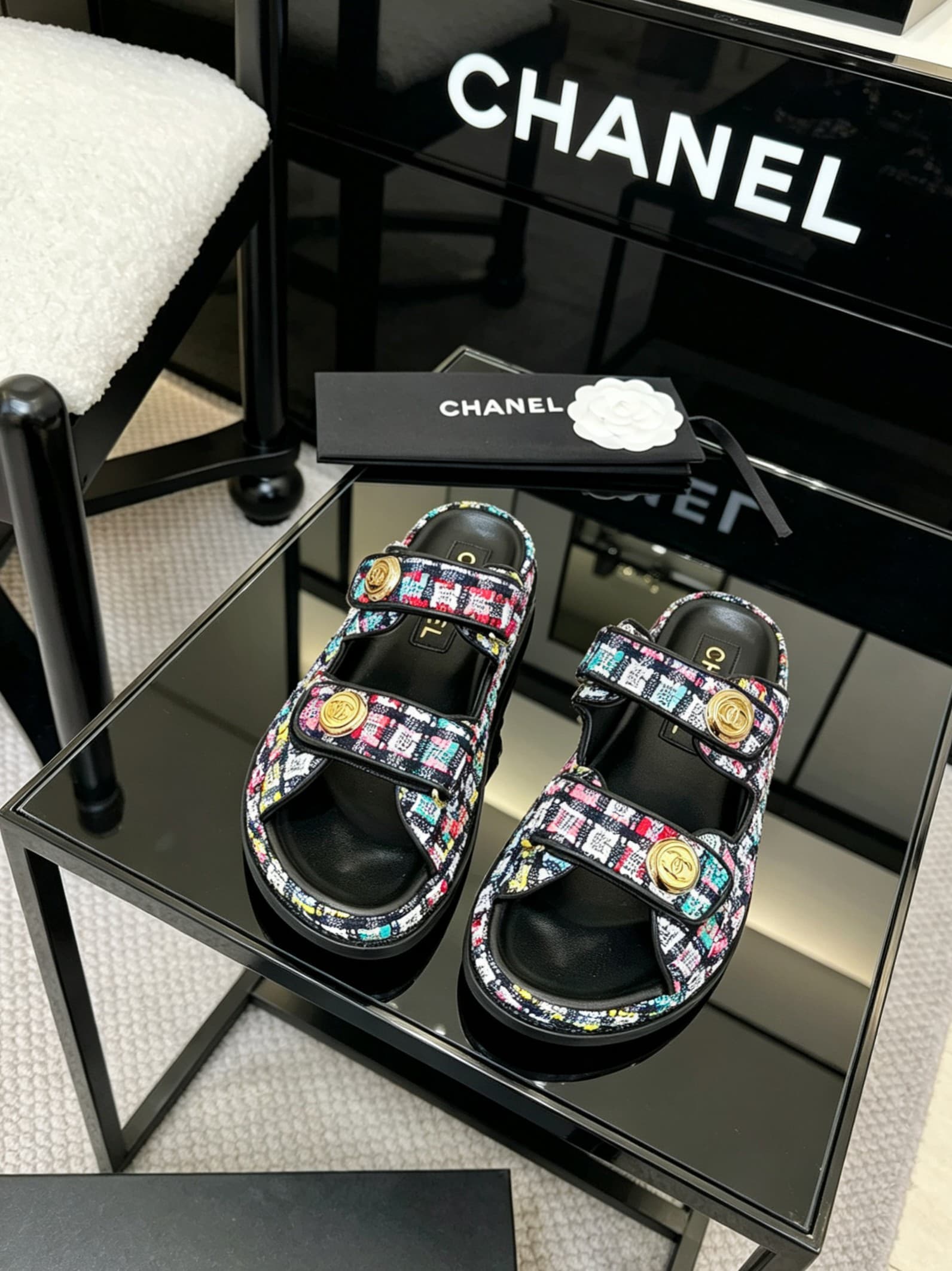D4021 Delivery of Chanel-specific gift box packaging — image 1