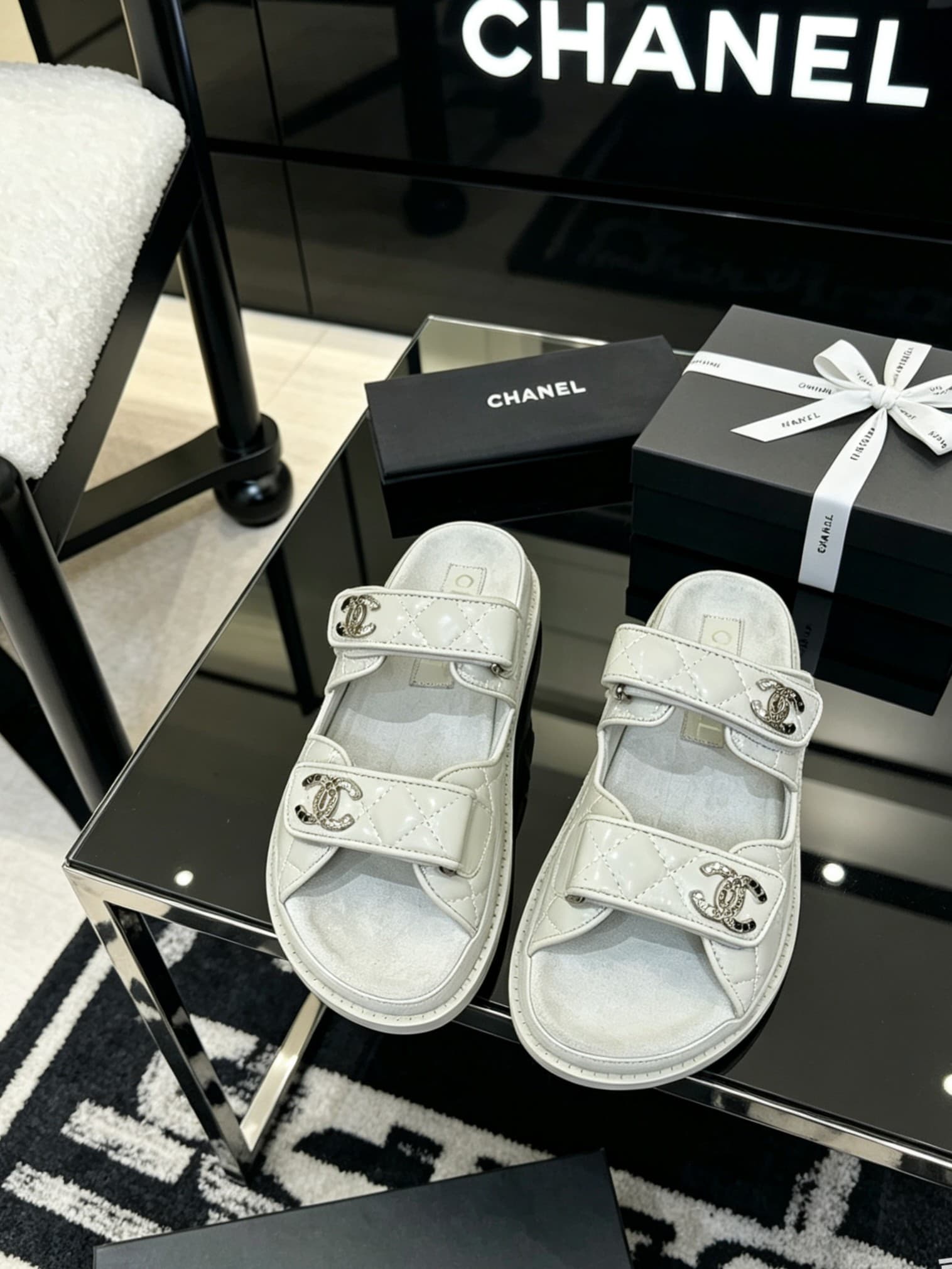 D4018 Delivery of Chanel-specific gift box packaging — image 1