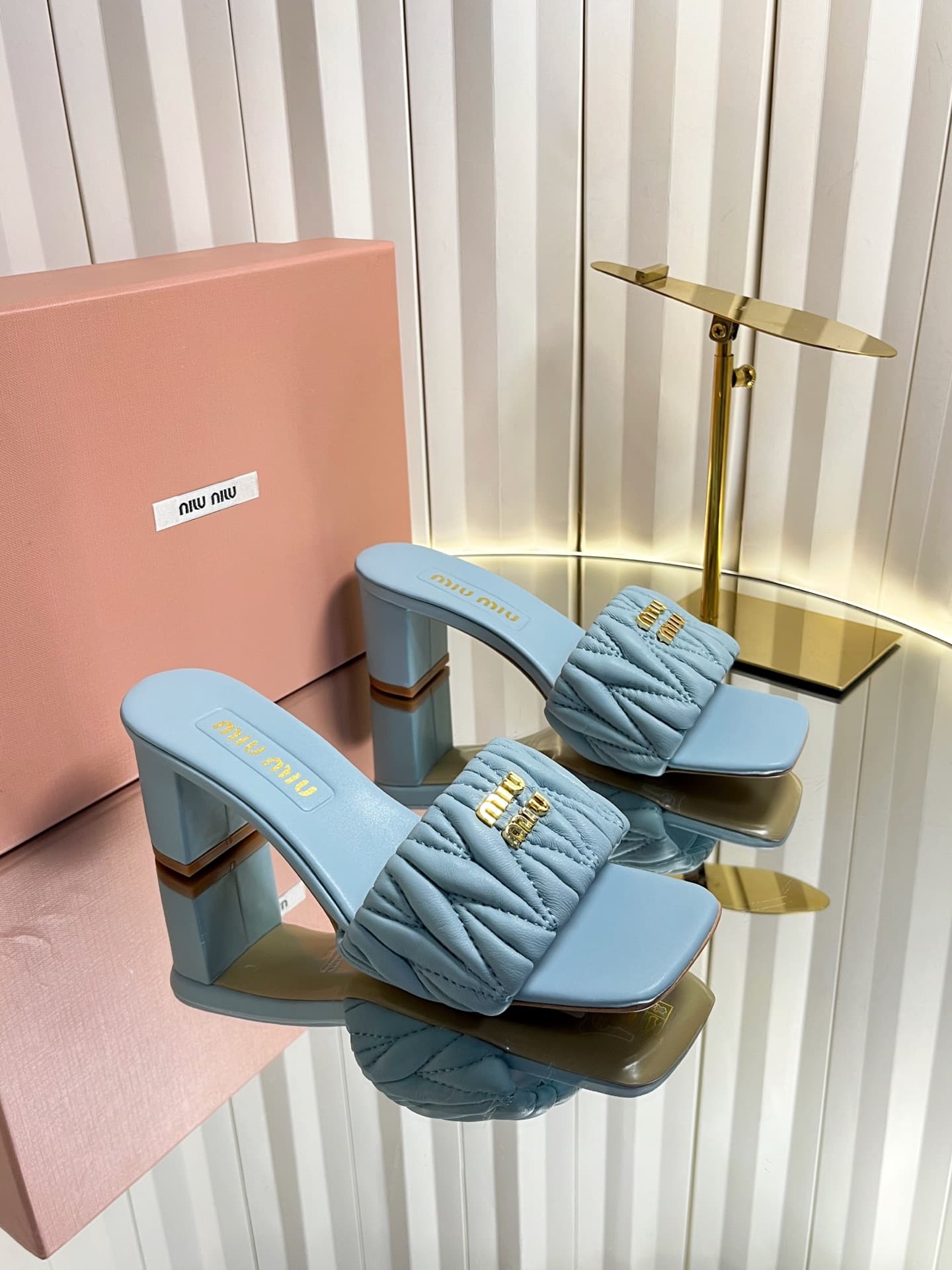 D10695 💰🍥❥miumiu Miumiu’s new model slippers — image 1