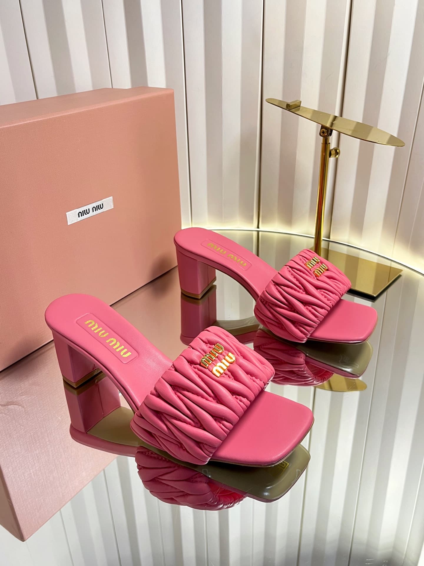 D10694 💰🍥❥miumiu Miumiu’s new model slippers — image 1