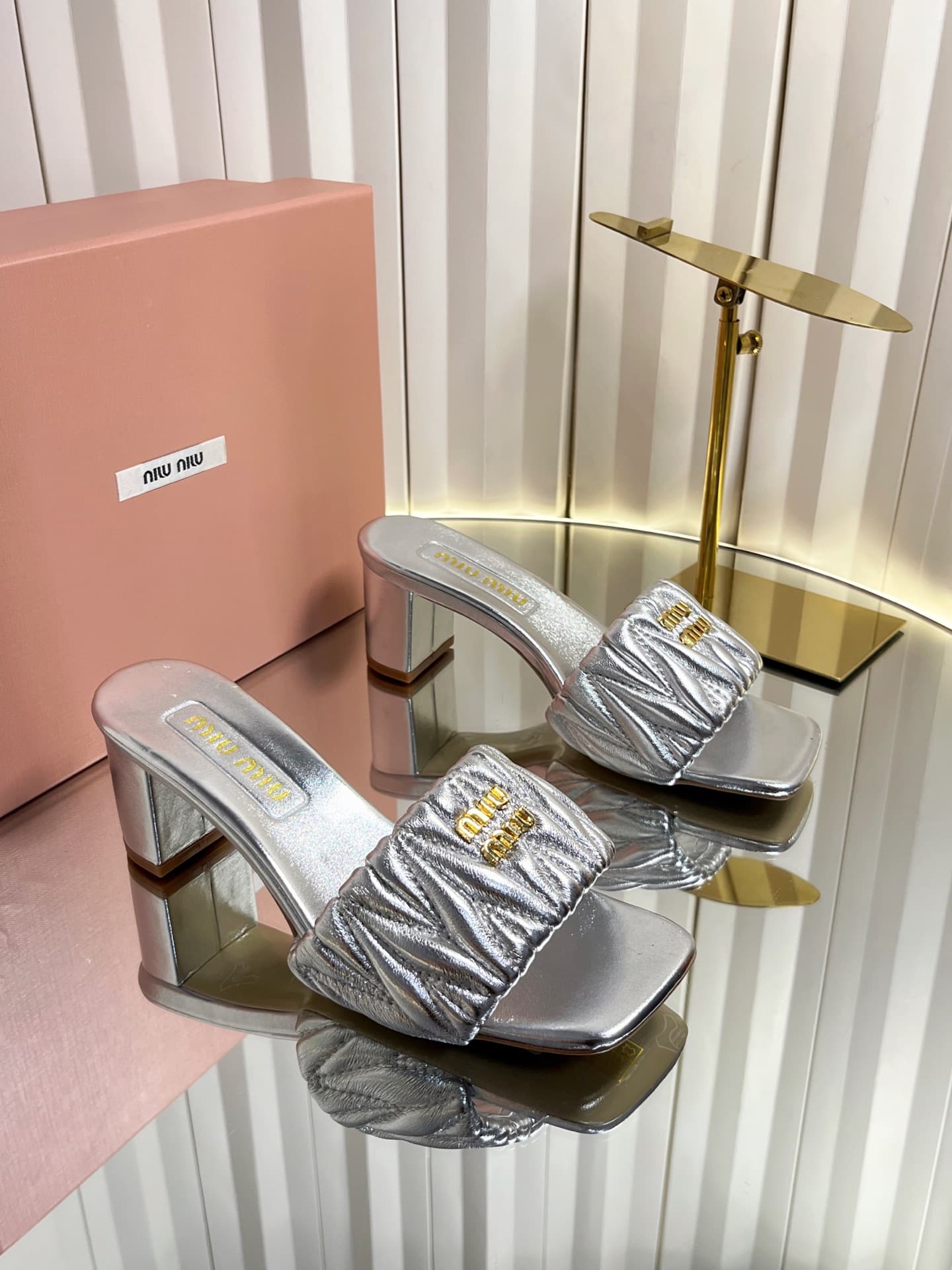 D10693 💰🍥❥miumiu Miumiu’s new style slippers — image 1