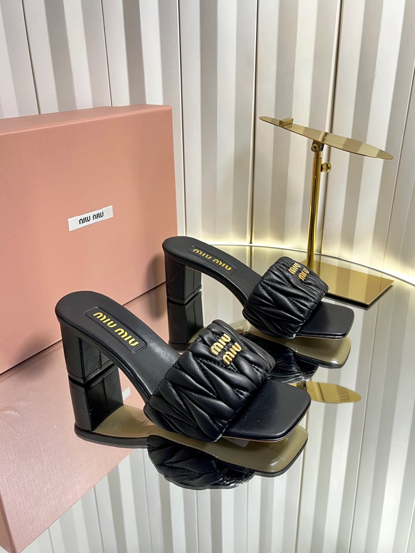 D10692 💰🍥❥miumiu Miumiu’s new model slippers — image 1