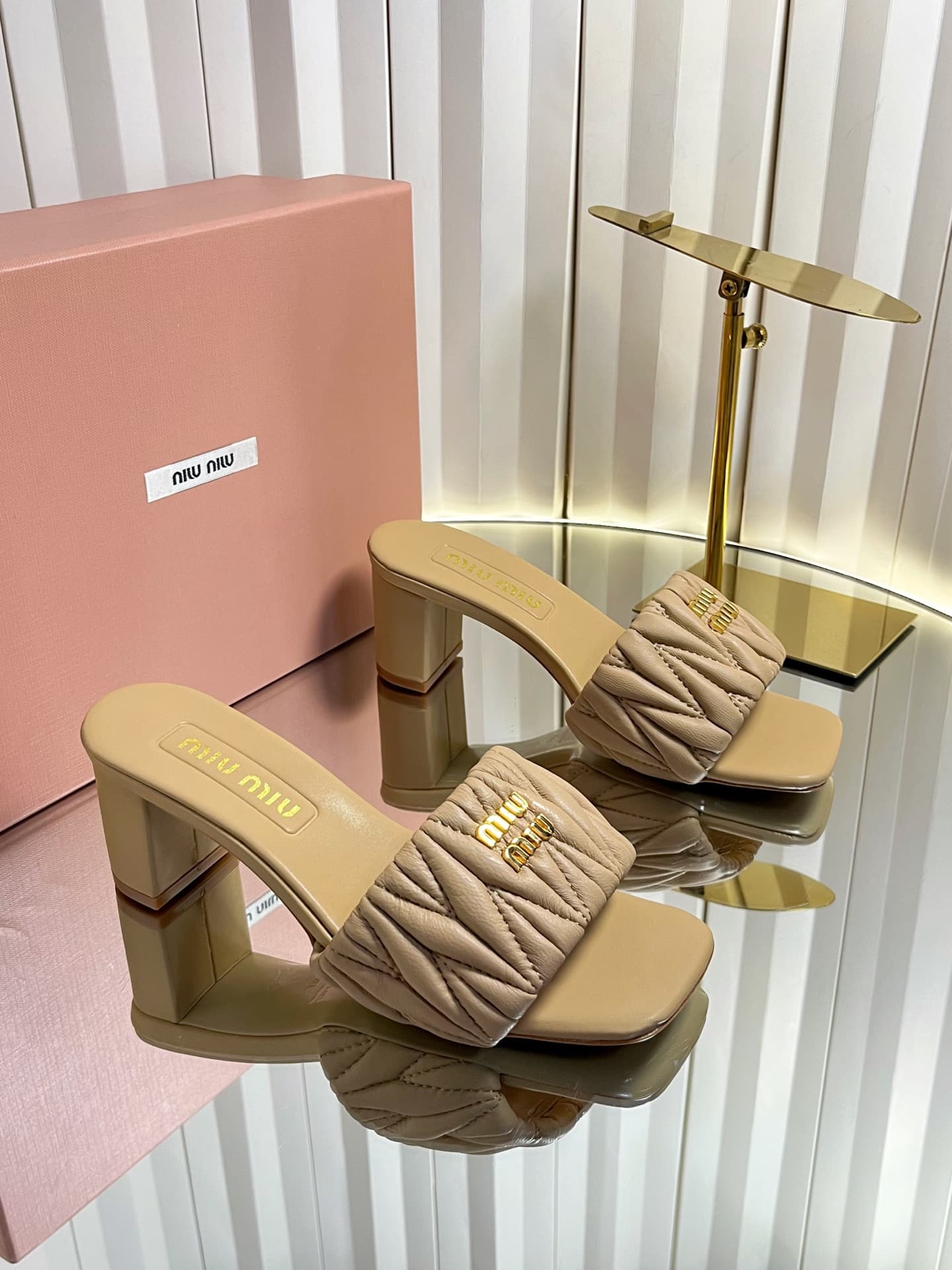 D10689 💰🍥❥miumiu Miumiu’s new model slippers — image 1