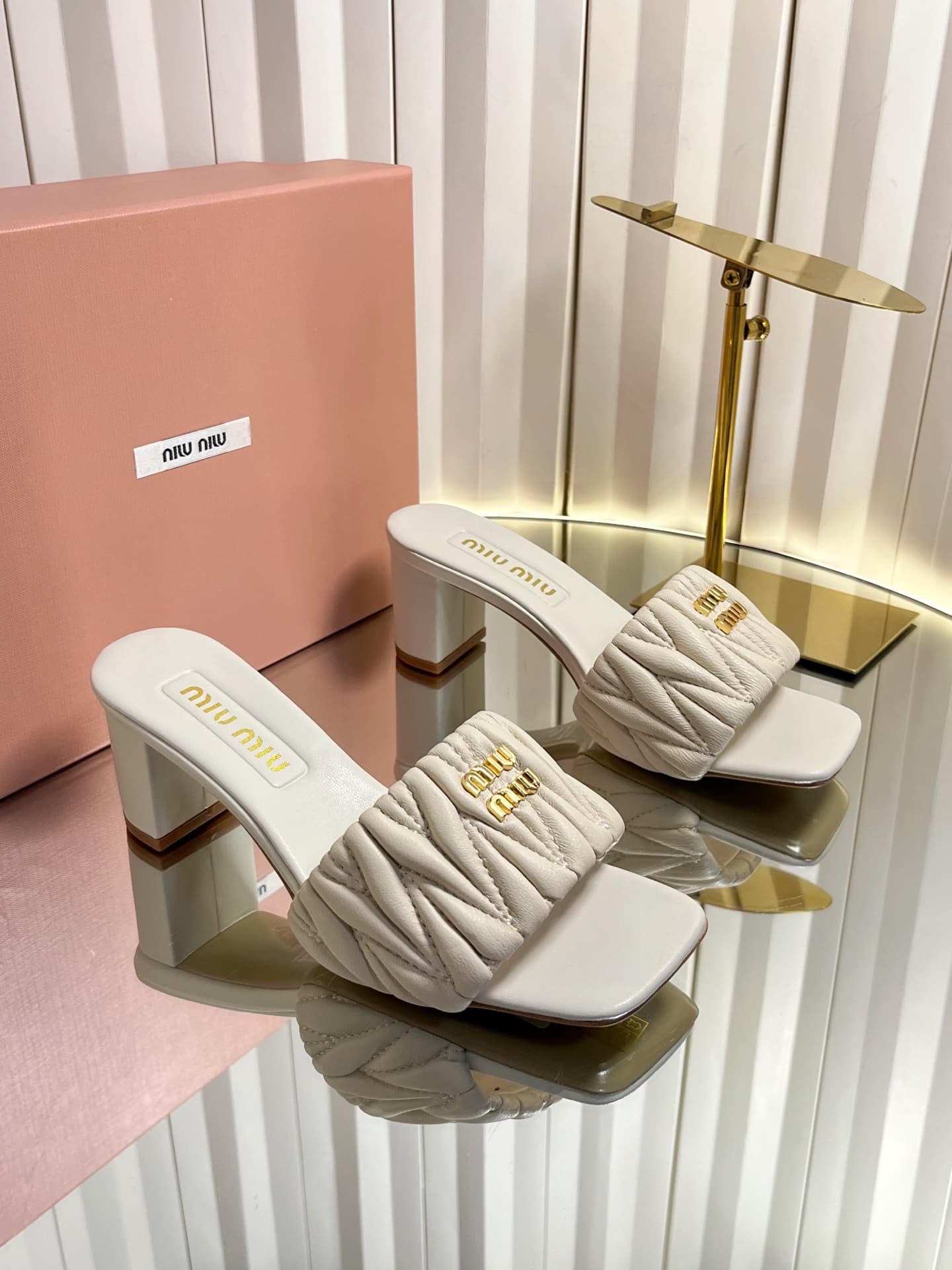D10690 💰🍥❥miumiu Miumiu’s new style slippers — image 1