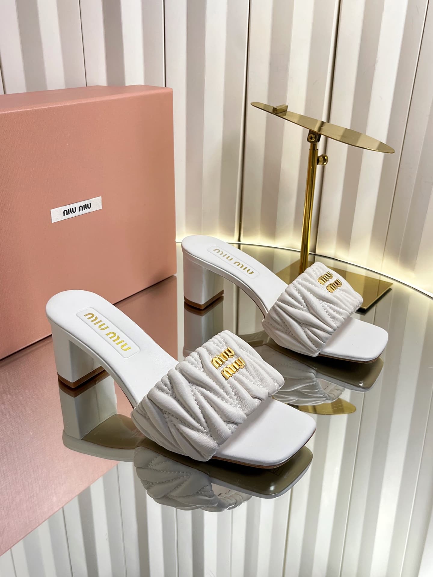D10691 💰🍥❥miumiu Miumiu’s new model slippers — image 1
