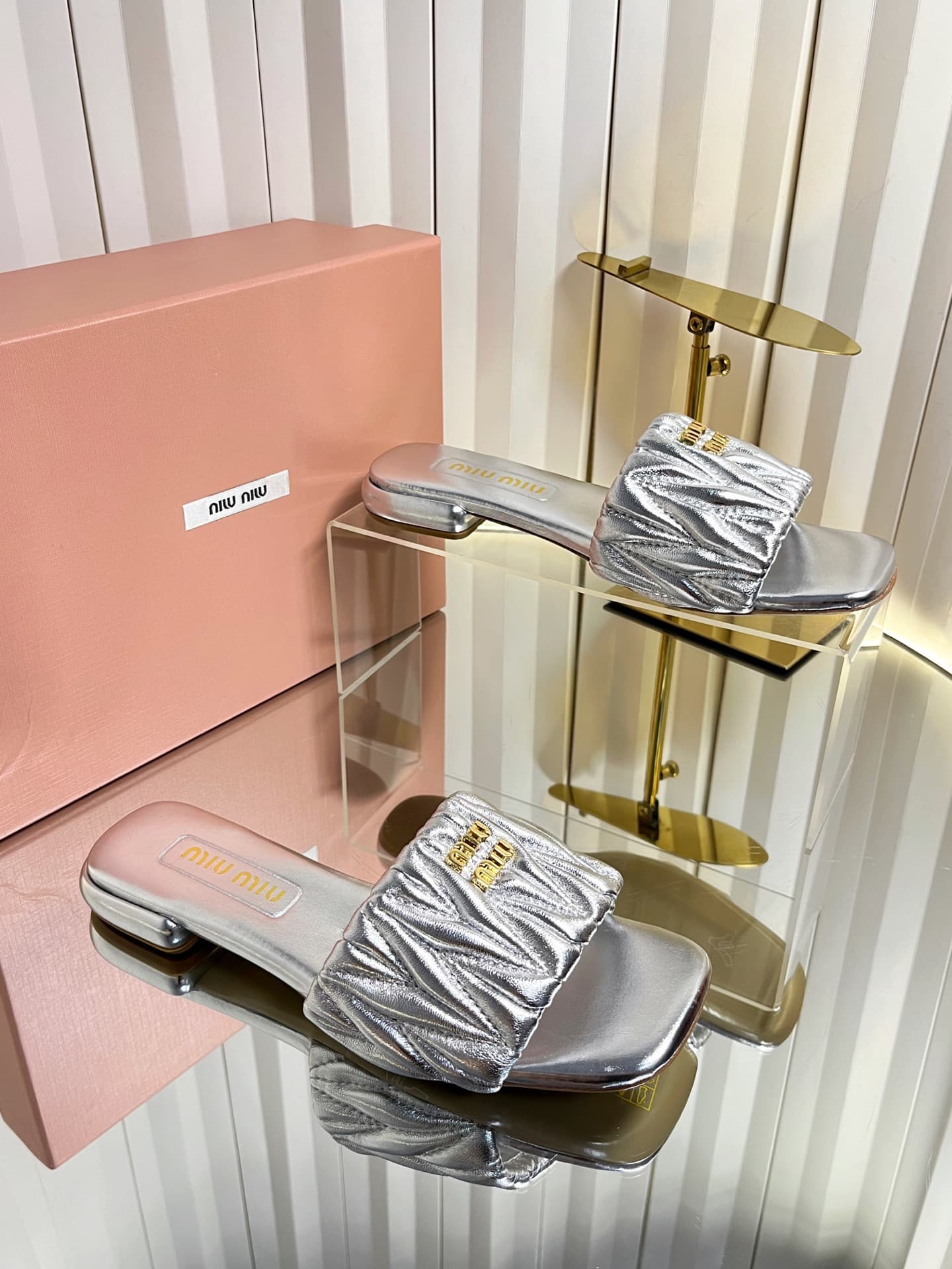 D10686 💰🍥❥miumiu Miumiu’s new model slippers — image 1
