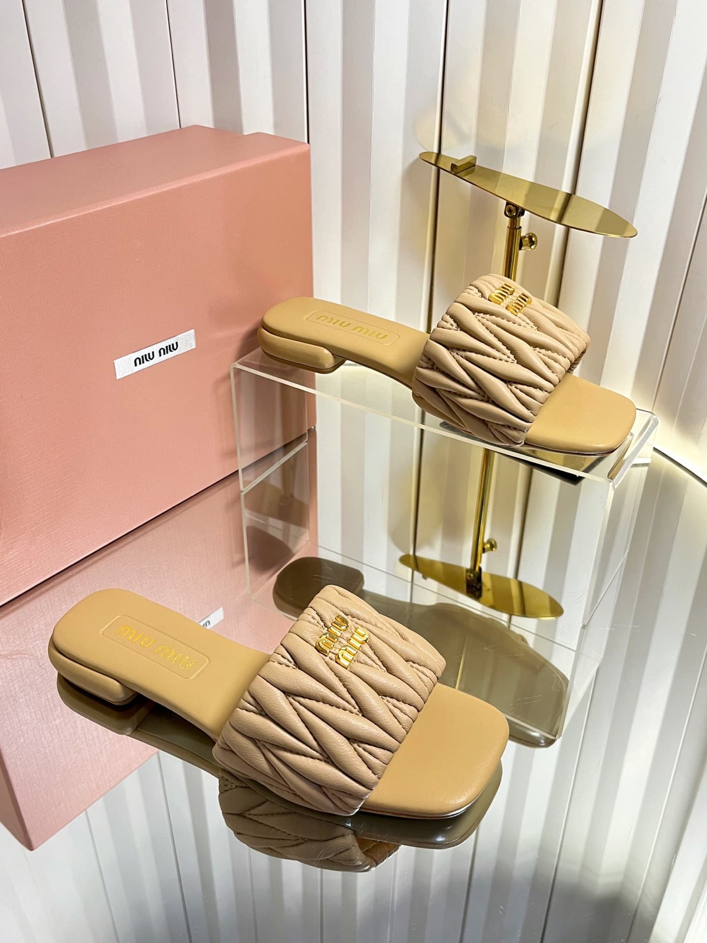 D10685 💰🍥❥miumiu Miumiu’s new model slippers — image 1