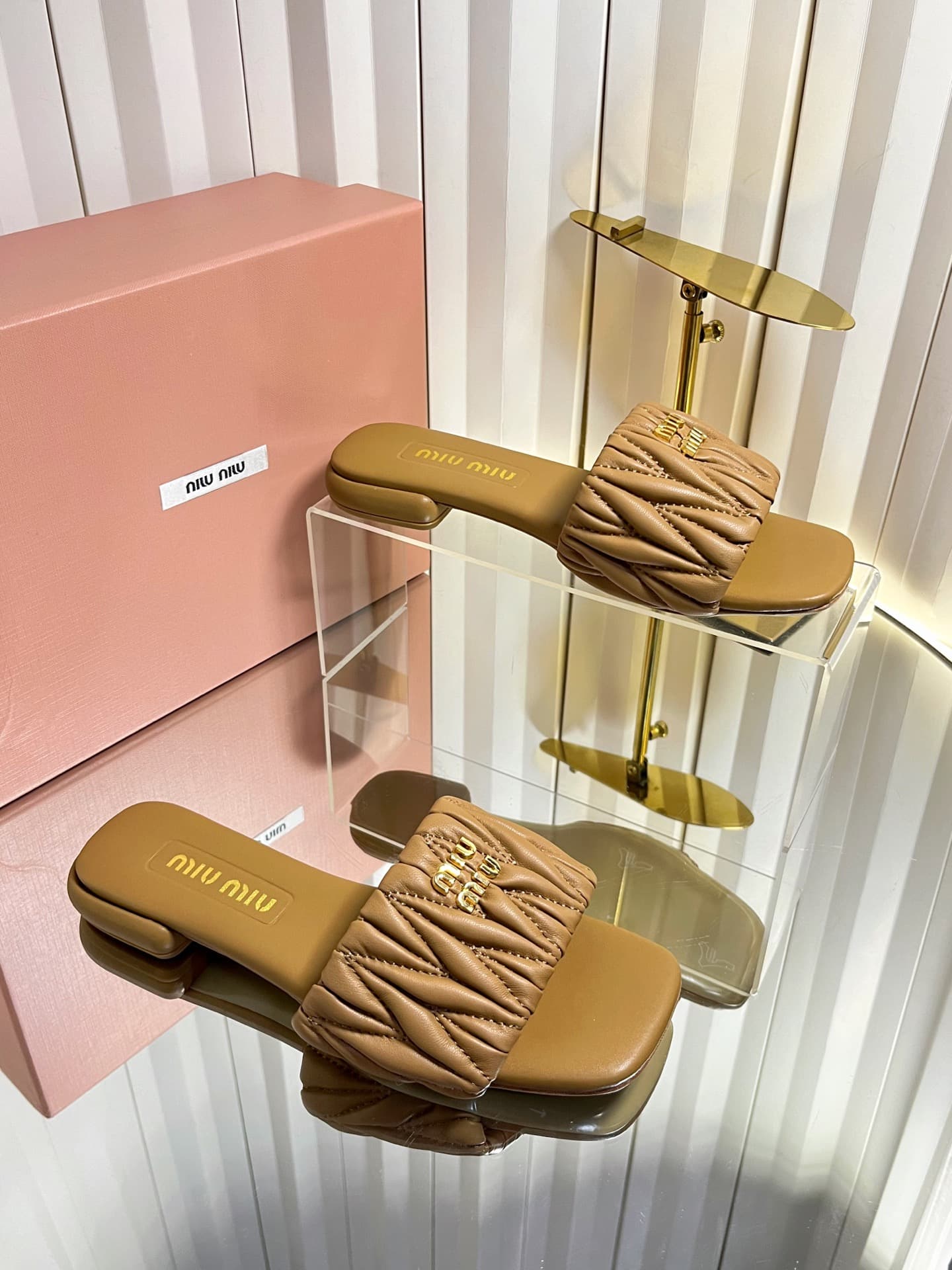 D10684 💰🍥❥miumiu Miumiu’s new style slippers — image 1