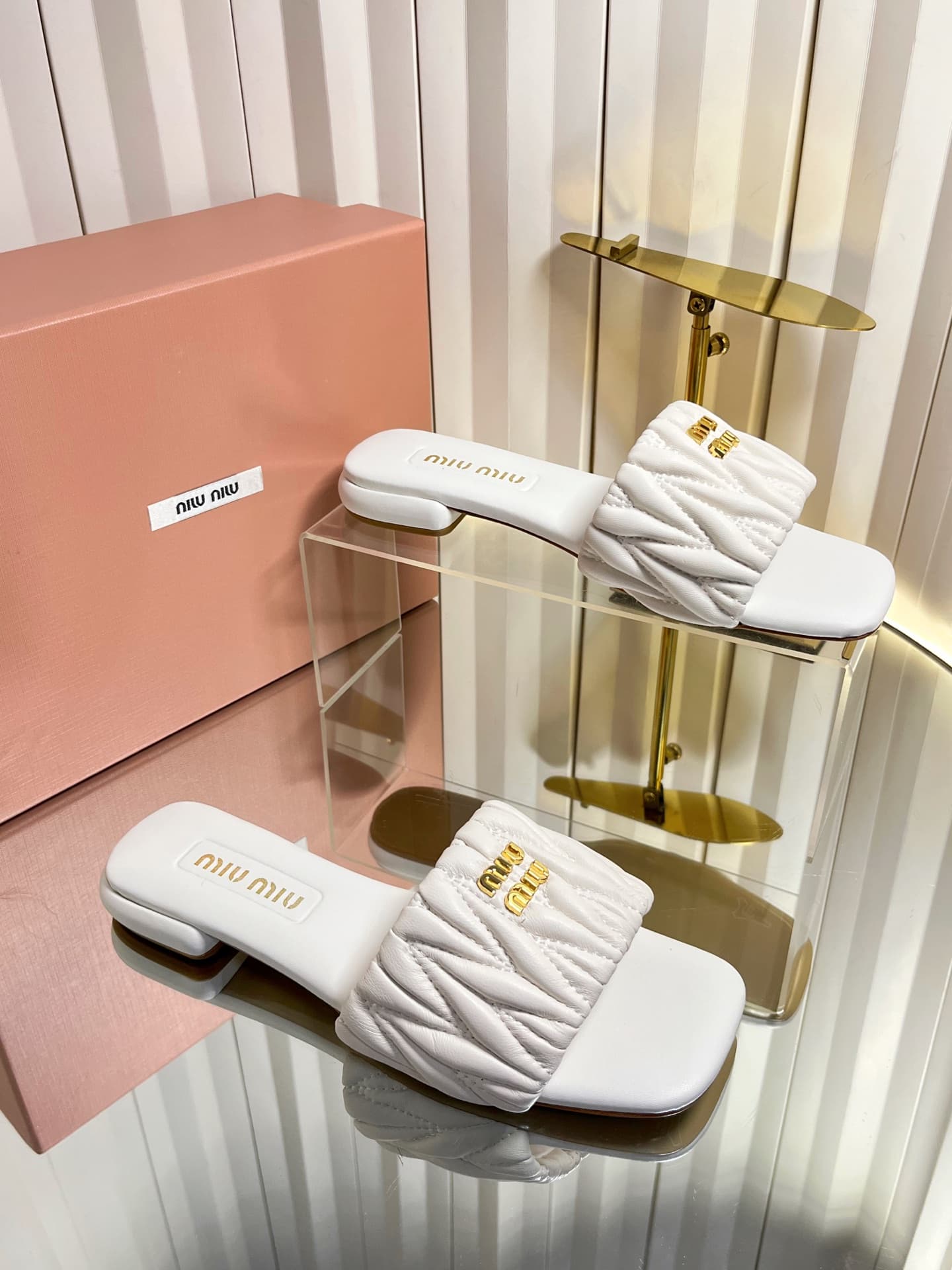 D10683 💰🍥❥miumiu Miumiu’s new style slippers — image 1