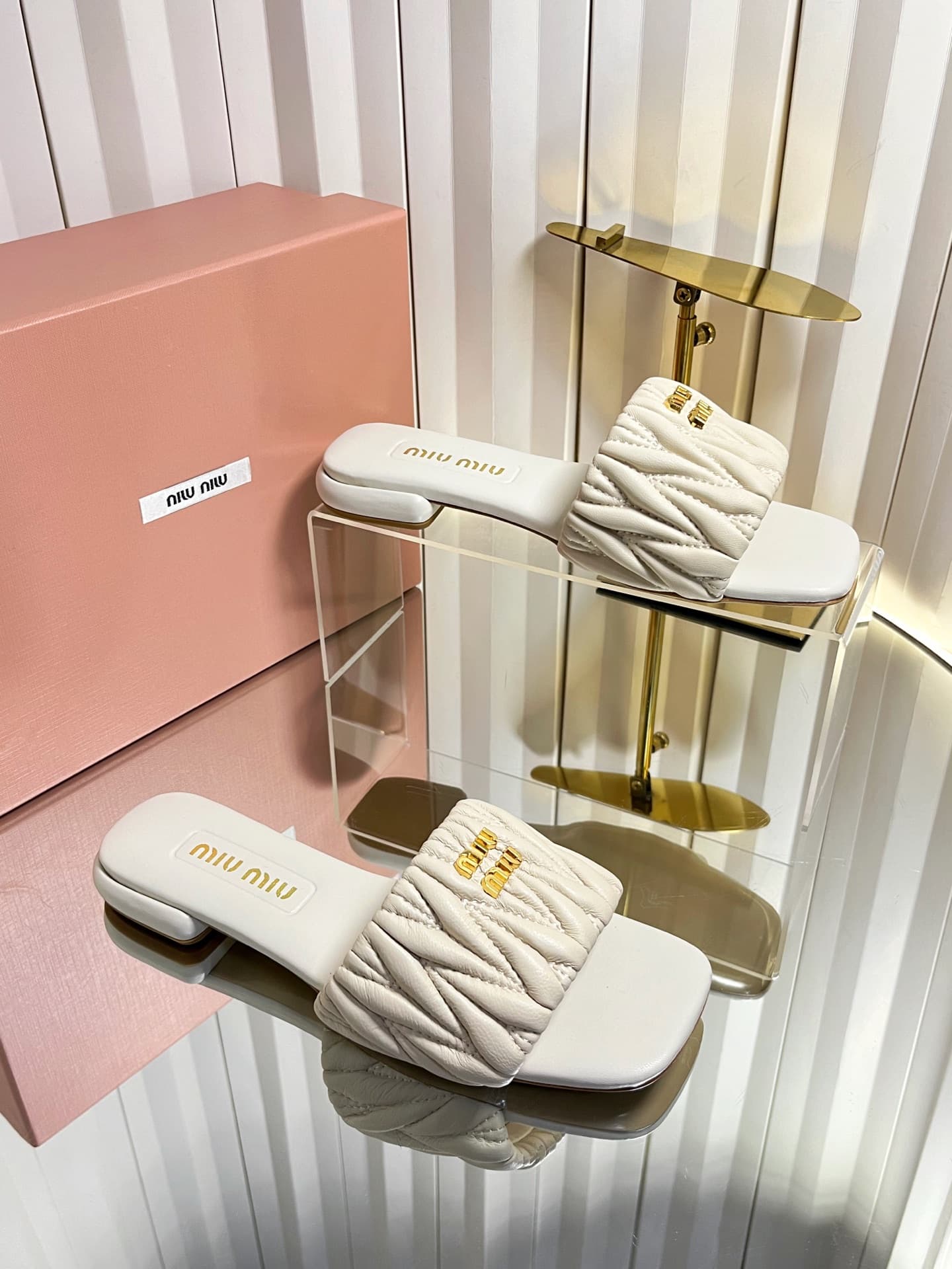 D10682 💰🍥❥miumiu Miumiu’s new style slippers — image 1