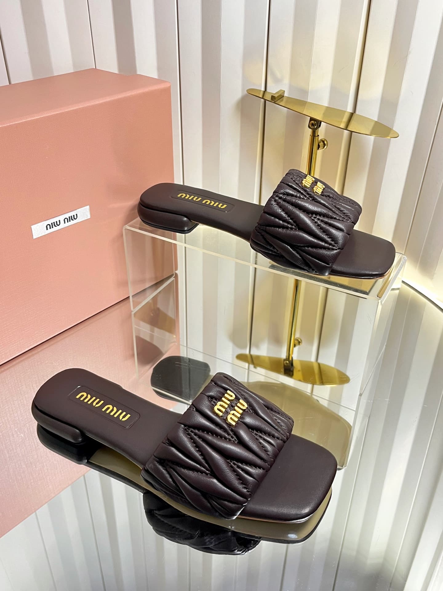D10681 💰🍥❥miumiu Miumiu’s new model slippers — image 1