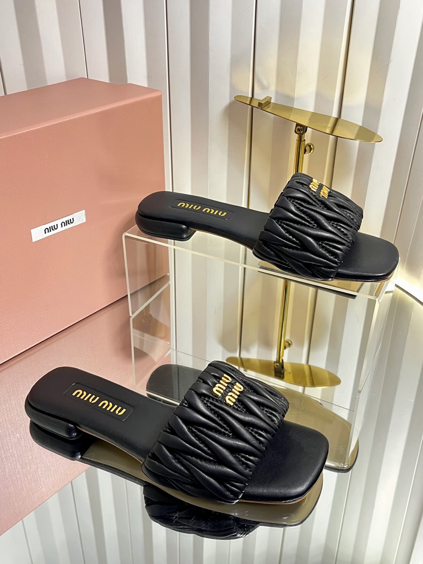 D10680 💰🍥❥miumiu Miumiu’s new style slippers — image 1