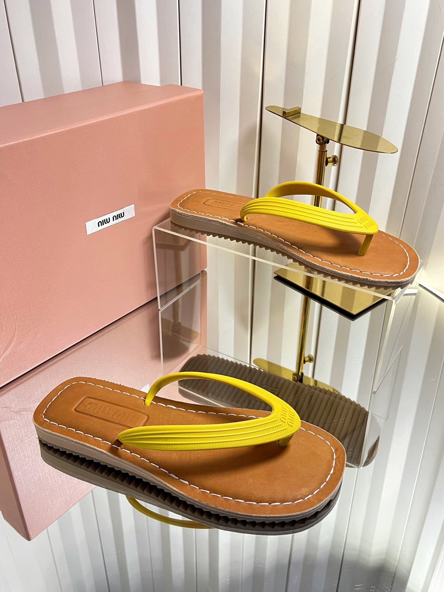 D10679 MIUMIU Miu 2026 New Summer Vintage/retro Style Thick-Soled Casual Sandal with Cupped Toes — image 1