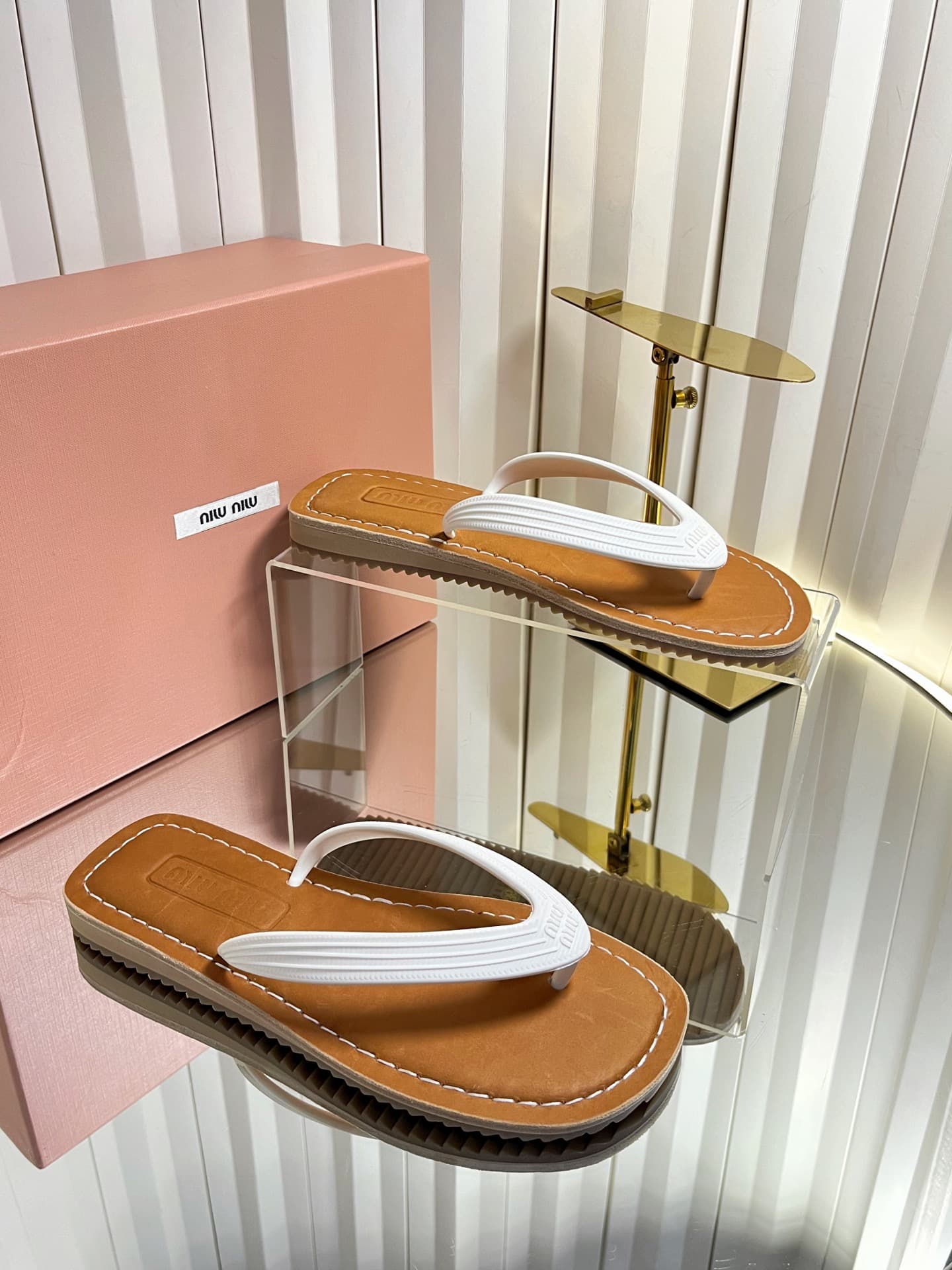 D10675 MIUMIU Miu 2026 New Summer Vintage/retro Style Thick-Soled Casual Sandal with Cupped Toe — image 1
