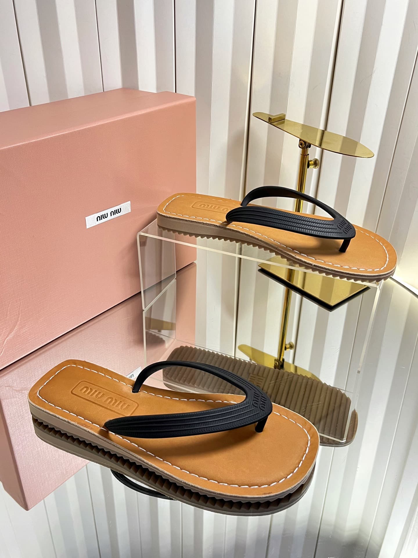 D10677 MIUMIU Miu 2026 New Summer Vintage/Retro Style Thick-Soled Casual Sandal with Cupped Toes — image 1