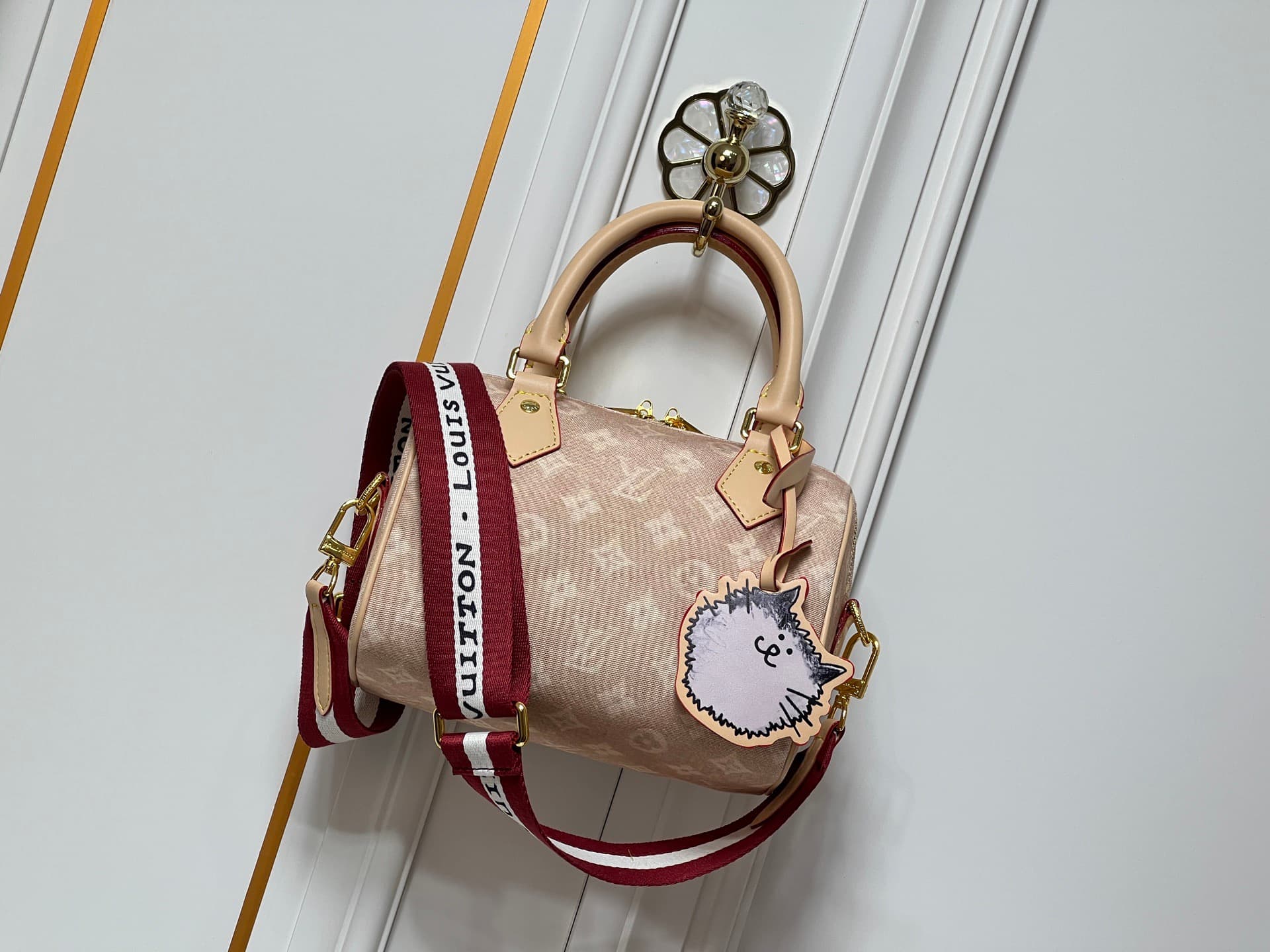 C5338 💰M15151 M46234 Apricot rice-colored cat. This Speedy 20 Bandouliere handbag is made of Meowgram canvas, and it stands out beautifully. — image 1