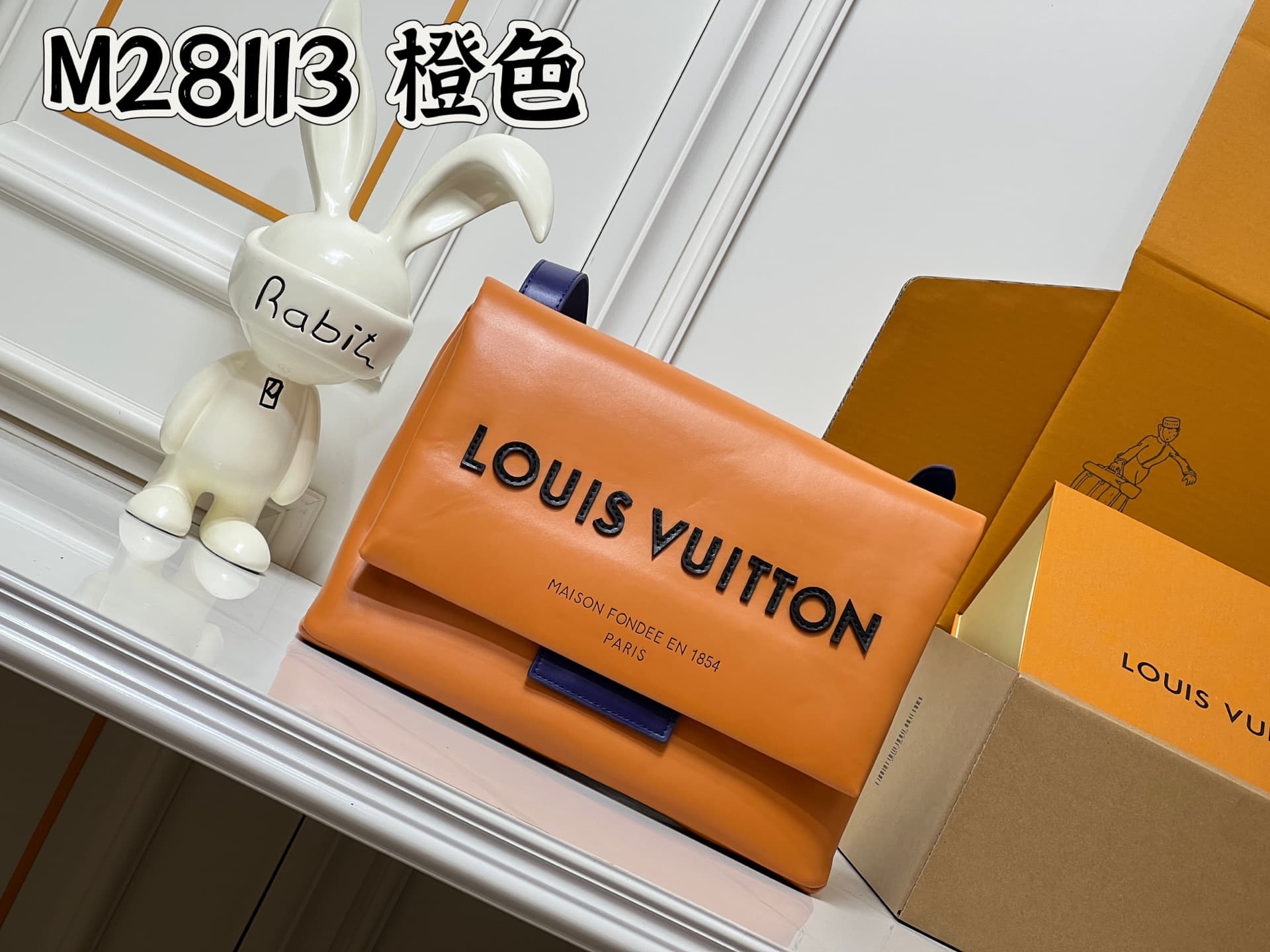 C5330 💰M28113 – Classic color; M28112 – Orange; top-grade original items; dynamic design. As part of the LV Packaging collection, this Take Out postman bag is made of cowhide leather, with a Monogram pattern on the body, and a prominent LOUIS VUITTON embr — image 1