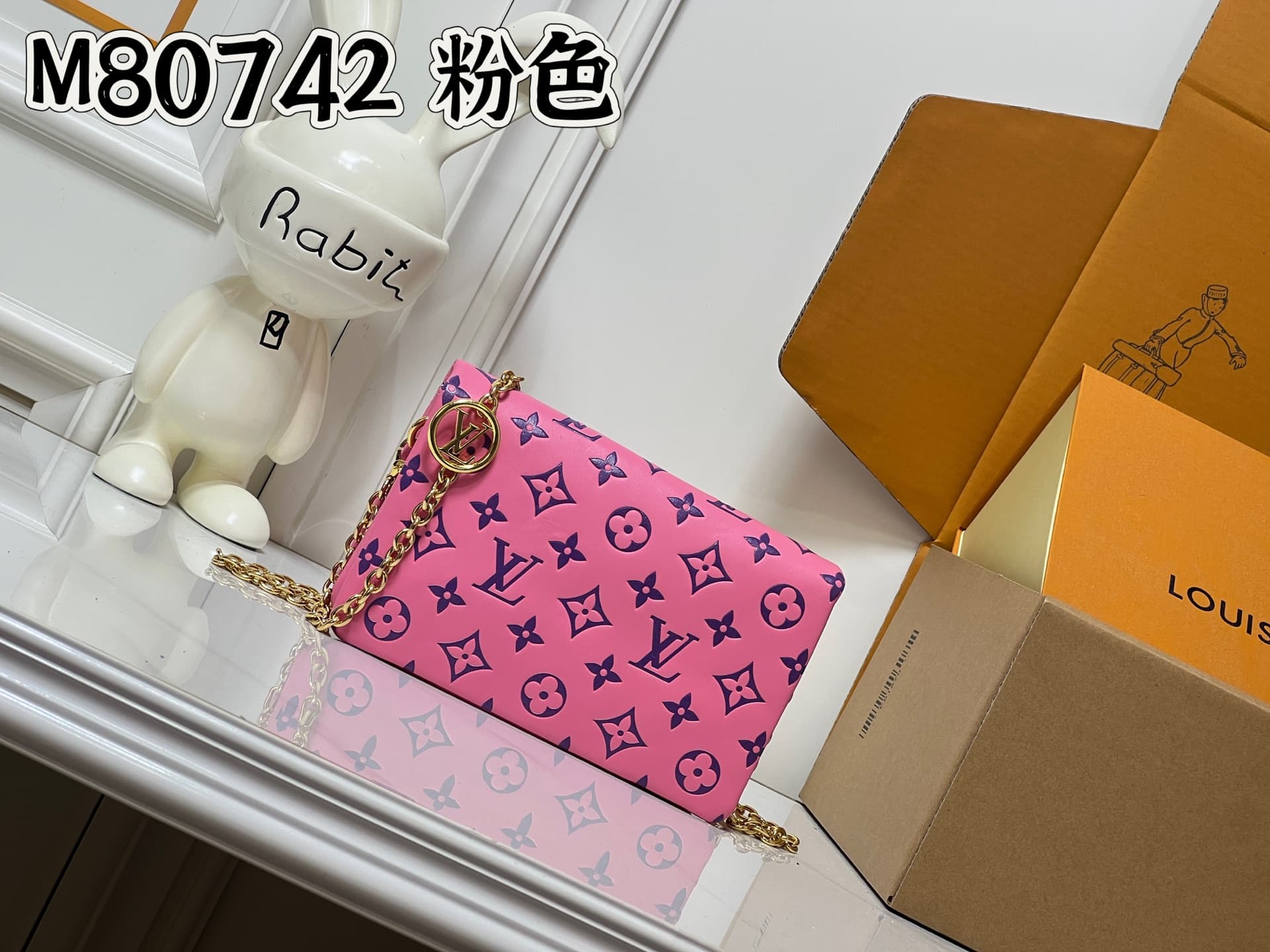 C5162 💰M81693 M80742 This Pochette Coussin handbag draws inspiration from the floral elements featured at the autumn/winter shows of Louis Vuitton 2022. It explores the hidden corners of LV’s garden. The bag is made of soft sheepskin leather with Monogram — image 1