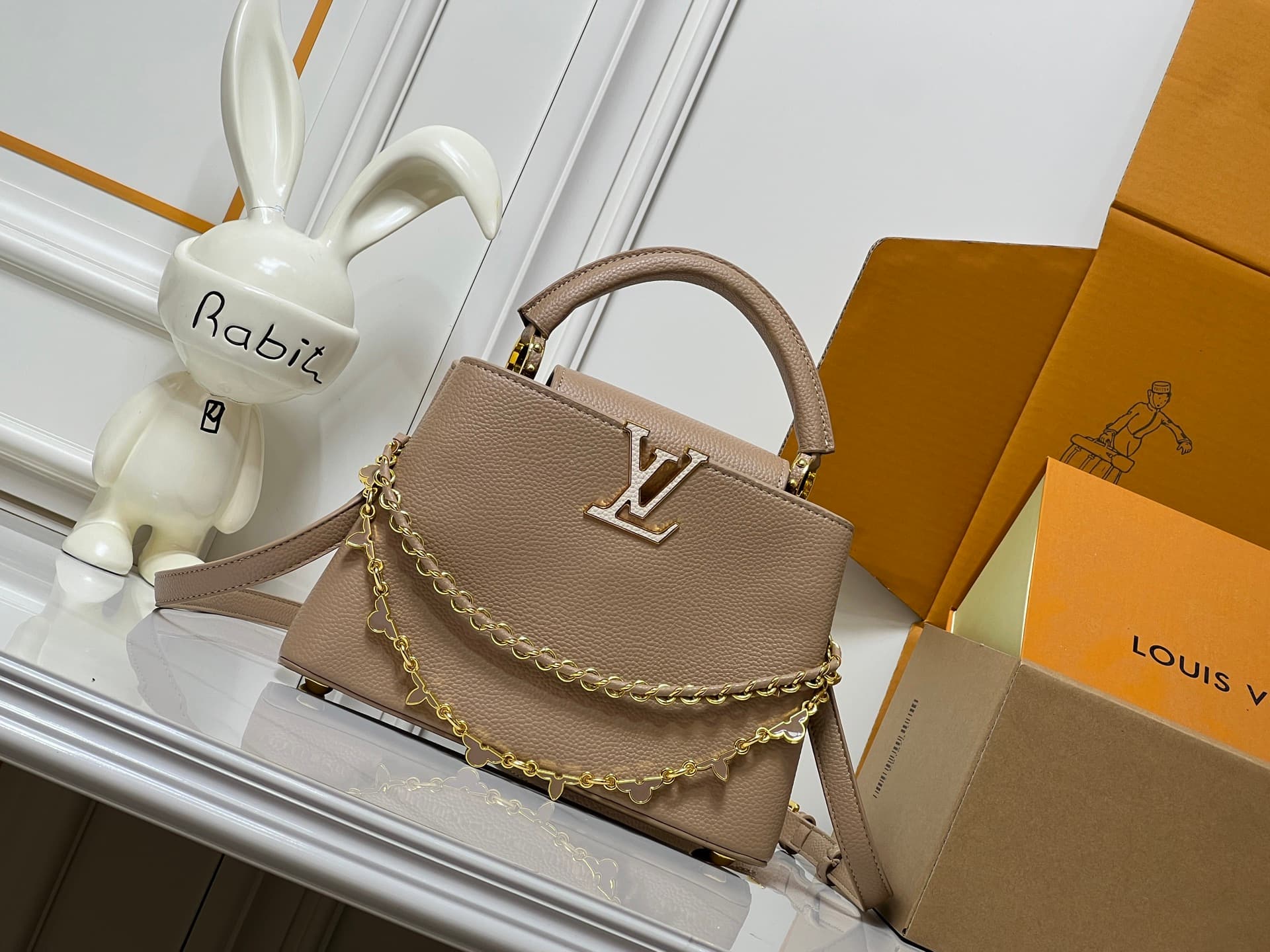 C5066 💰【Top-quality items from Guangzhou】 M26330 This LV Mirage version of Capucines Nano handbag comes from the Exceptionals collection. Made with satin Taurillon leather, it is perfect for evening events. The monogram pattern features shimmering crystal — image 1