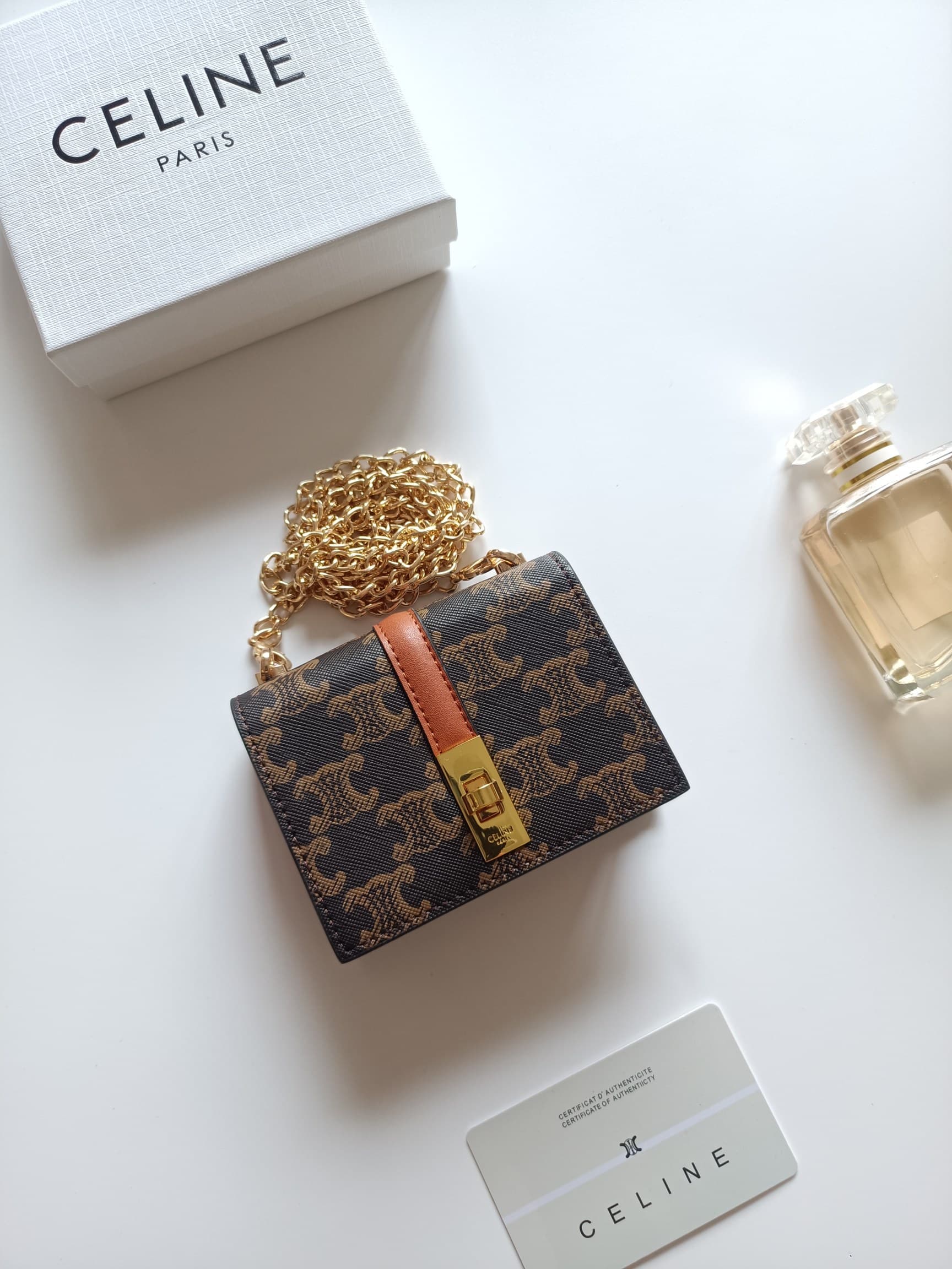 C446 Celine’s latest chain wallet – TRIOMPHE flip-over chain wallet. It can be carried across the shoulder; the interior features classic patterns made of microfiber, with a rotating lock for opening and closing. It has one extra-thick main compartment an — image 1