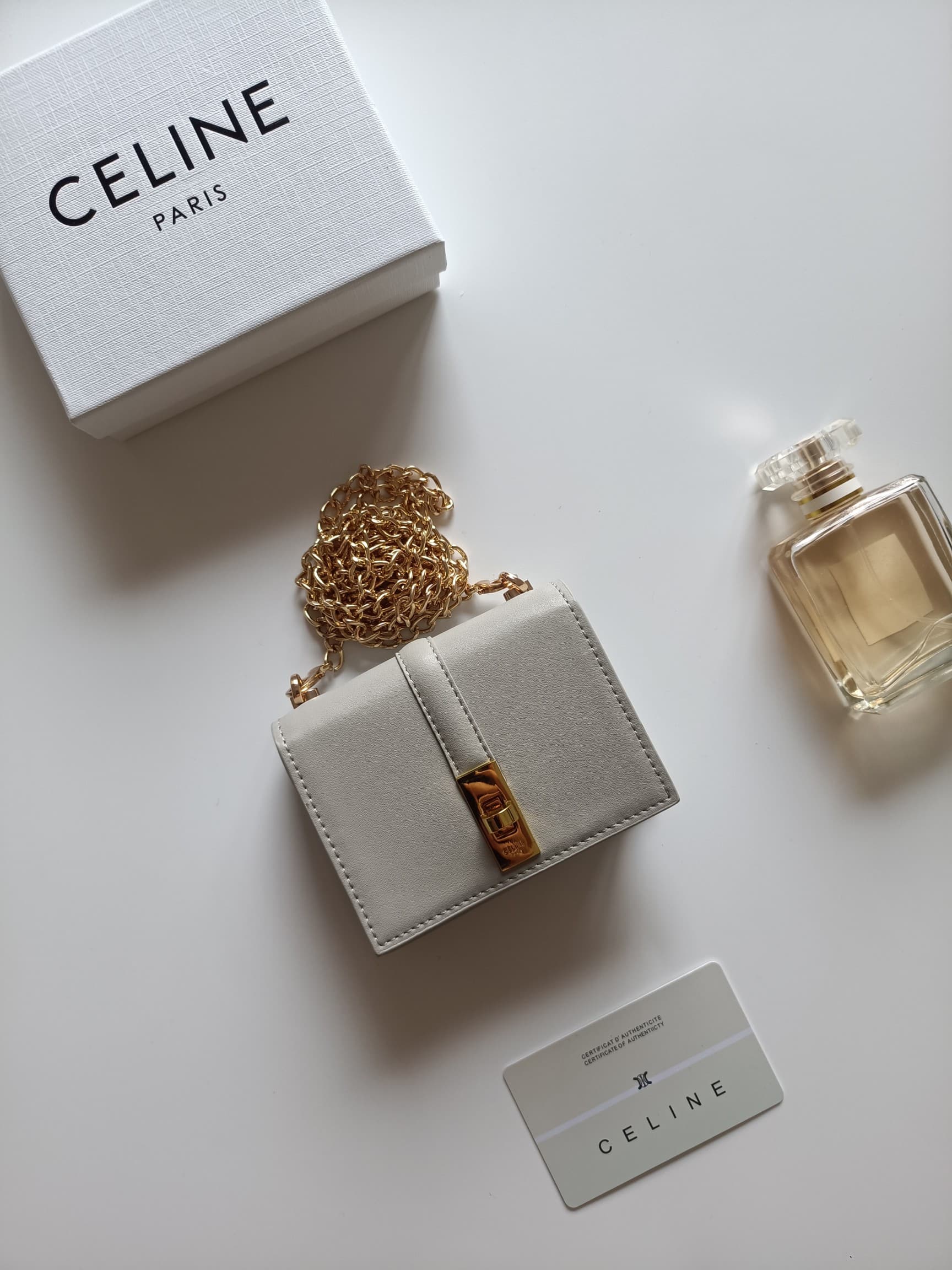 C444 Celine’s latest chain wallet – TRIOMPHE flap chain wallet, can be carried diagonally. It features classic patterns on the inner layer, with a smooth texture. The closure is achieved through a rotating lock. There are 1 additional thick compartment an — image 1