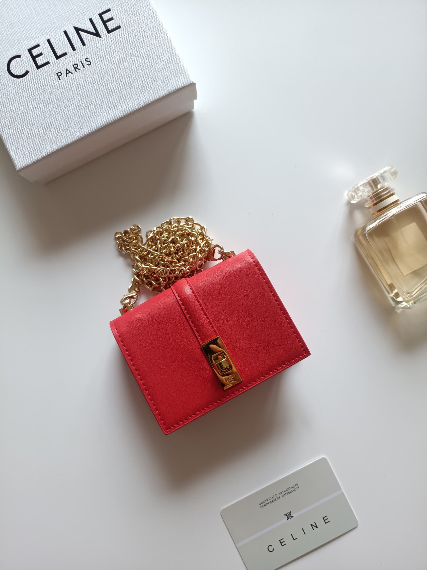 C443 Celine’s latest chain wallet – TRIOMPHE flap chain wallet, designed for cross-body use. It features classic patterns on the interior, with smooth texture material. The closure is achieved through a rotating lock. There are 1 additional thick compartm — image 1