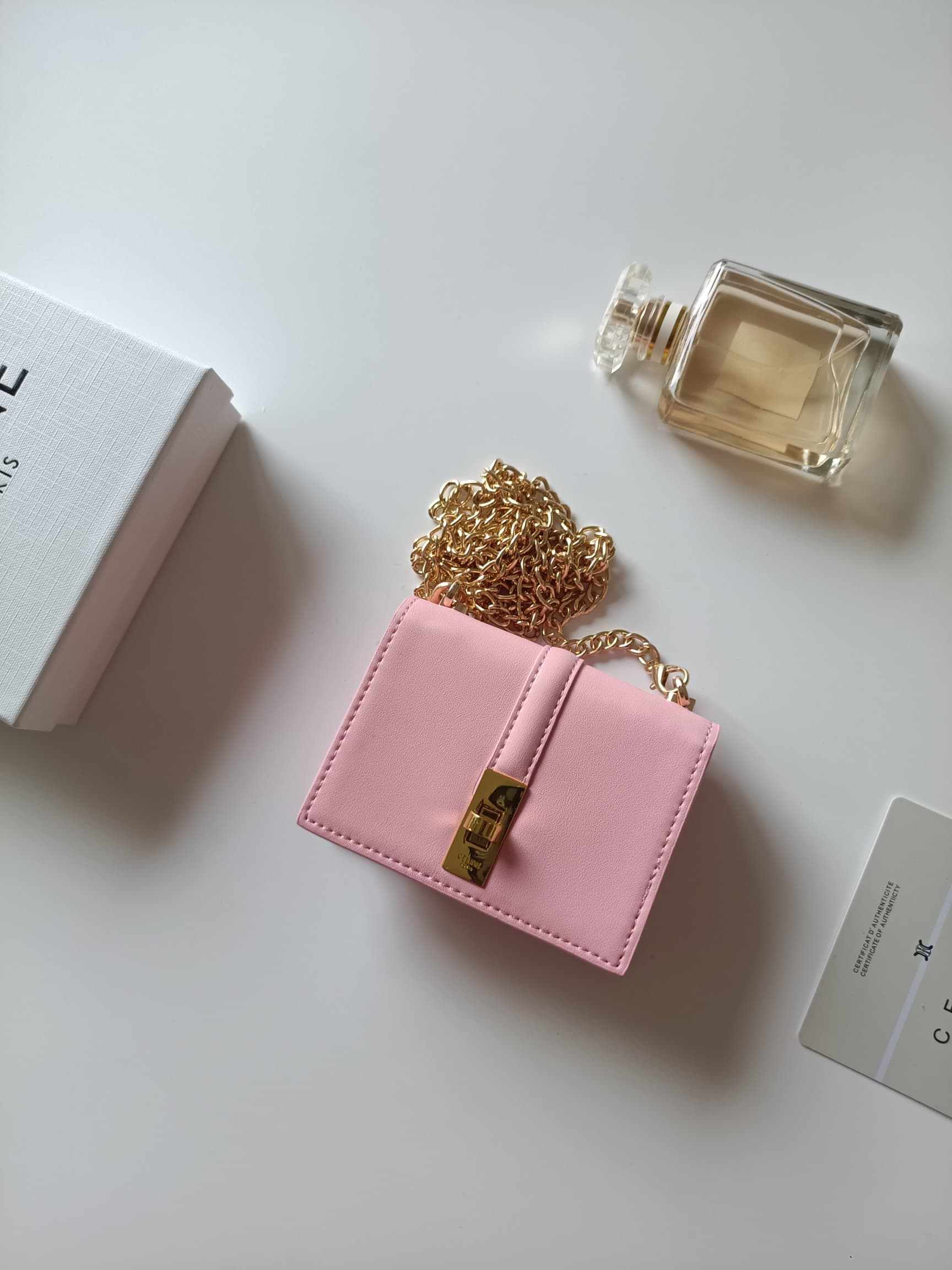 C442 Celine’s latest chain purse – TRIOMPHE flip-top chain purse. It can be carried diagonally; the interior features classic patterns made of microfiber, with a rotating lock for opening and closing. It has one extra-thick main compartment and one inner — image 1