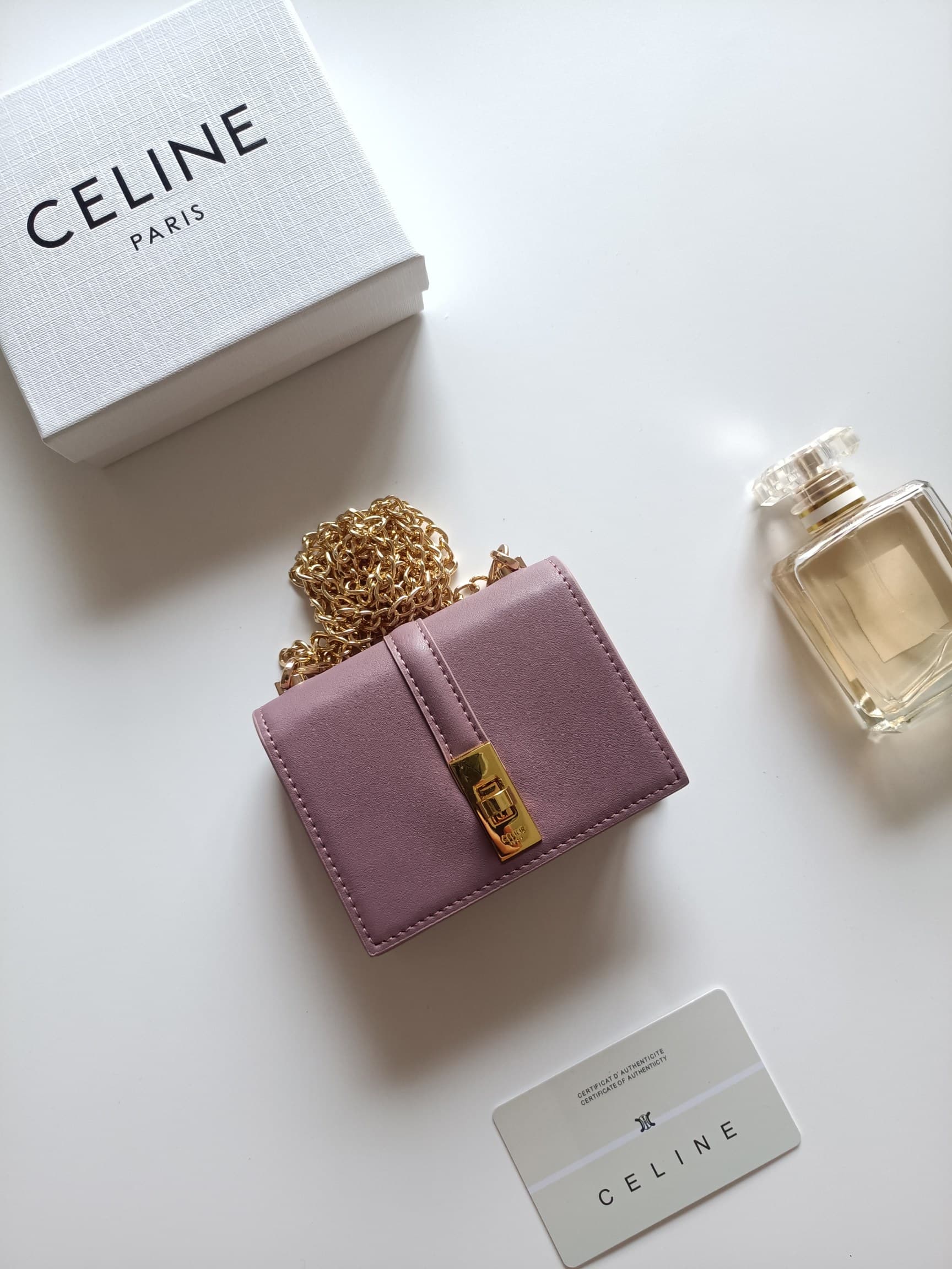 C441 Celine’s latest chain wallet – TRIOMPHE flip-top chain wallet, adjustable at an angle. It features classic patterns on the inner surface, with a smooth texture. The lid is opened using a rotating lock. There are 1 additional layer of thick compartmen — image 1