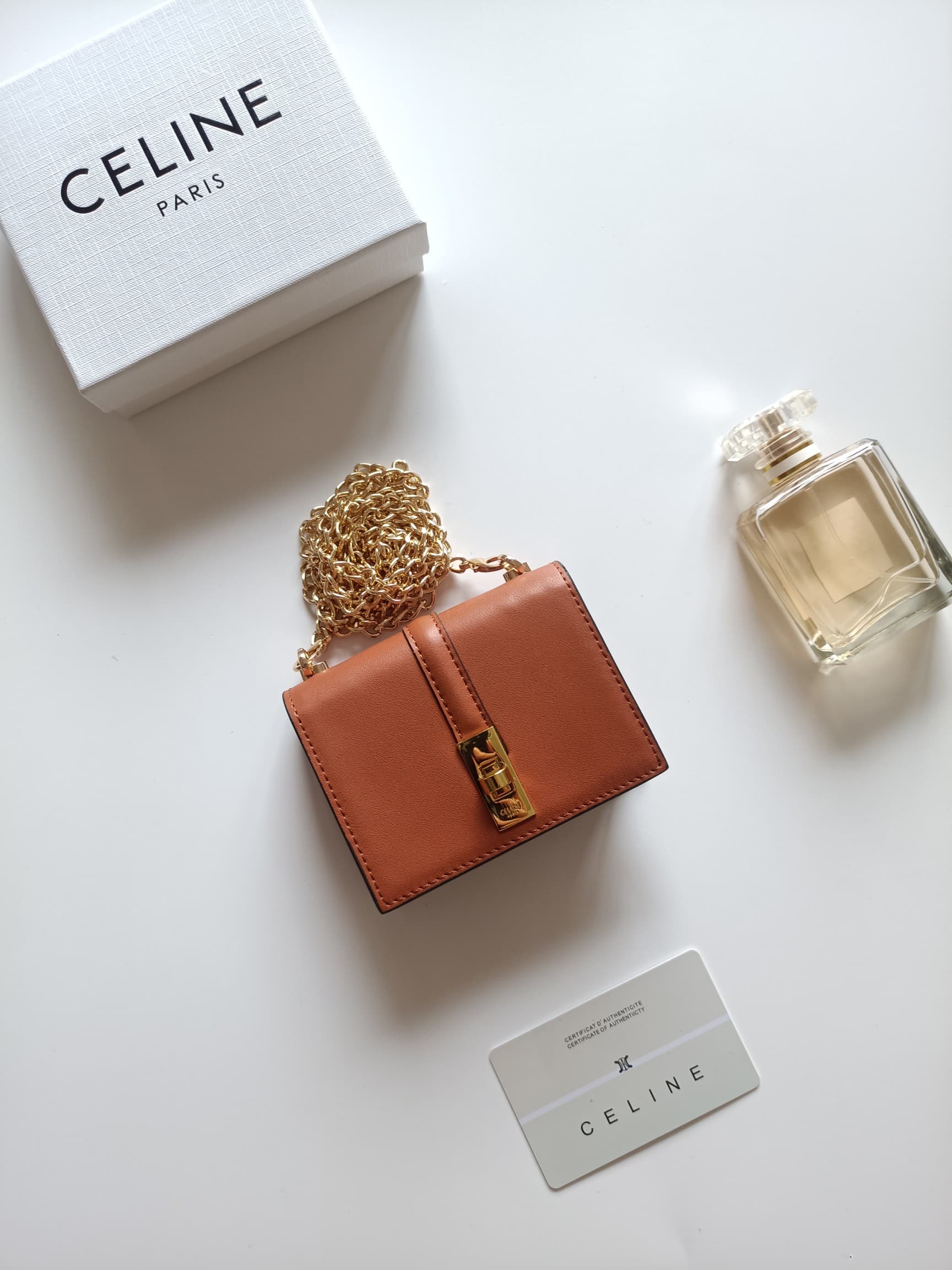 C440 Celine’s latest chain purse – TRIOMPHE flip-top chain purse. It can be carried diagonally; the interior features classic patterns made of high-quality synthetic material. The closure uses a rotating lock. There is one extra-thick main compartment, an — image 1