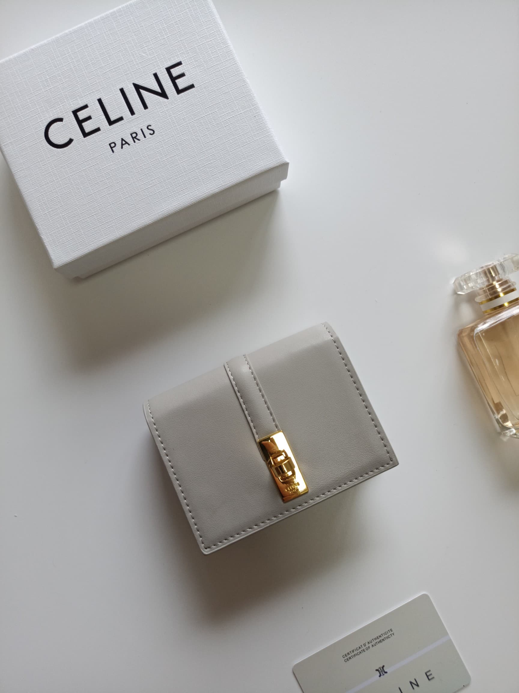 C453 Celine’s new card bag – TRIOMPHE flip-top card bag. It features classic patterns on the outer surface, with a smooth texture on the inner part. The bag uses a rotating lock mechanism for opening and closing. There are one extra-thick compartment for — image 1