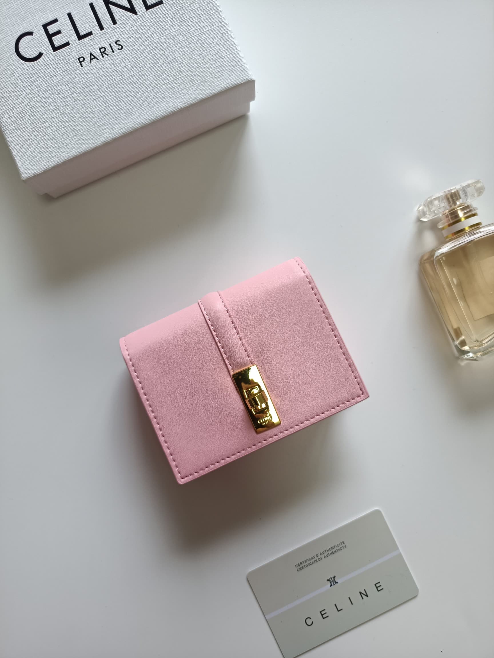 C452 Celine’s new card case: TRIOMPHE flip-up card case. It features classic patterns on the outer surface, with a smooth texture on the inner layer. The case uses a rotating lock mechanism for opening and closing. There is one thick compartment for stori — image 1
