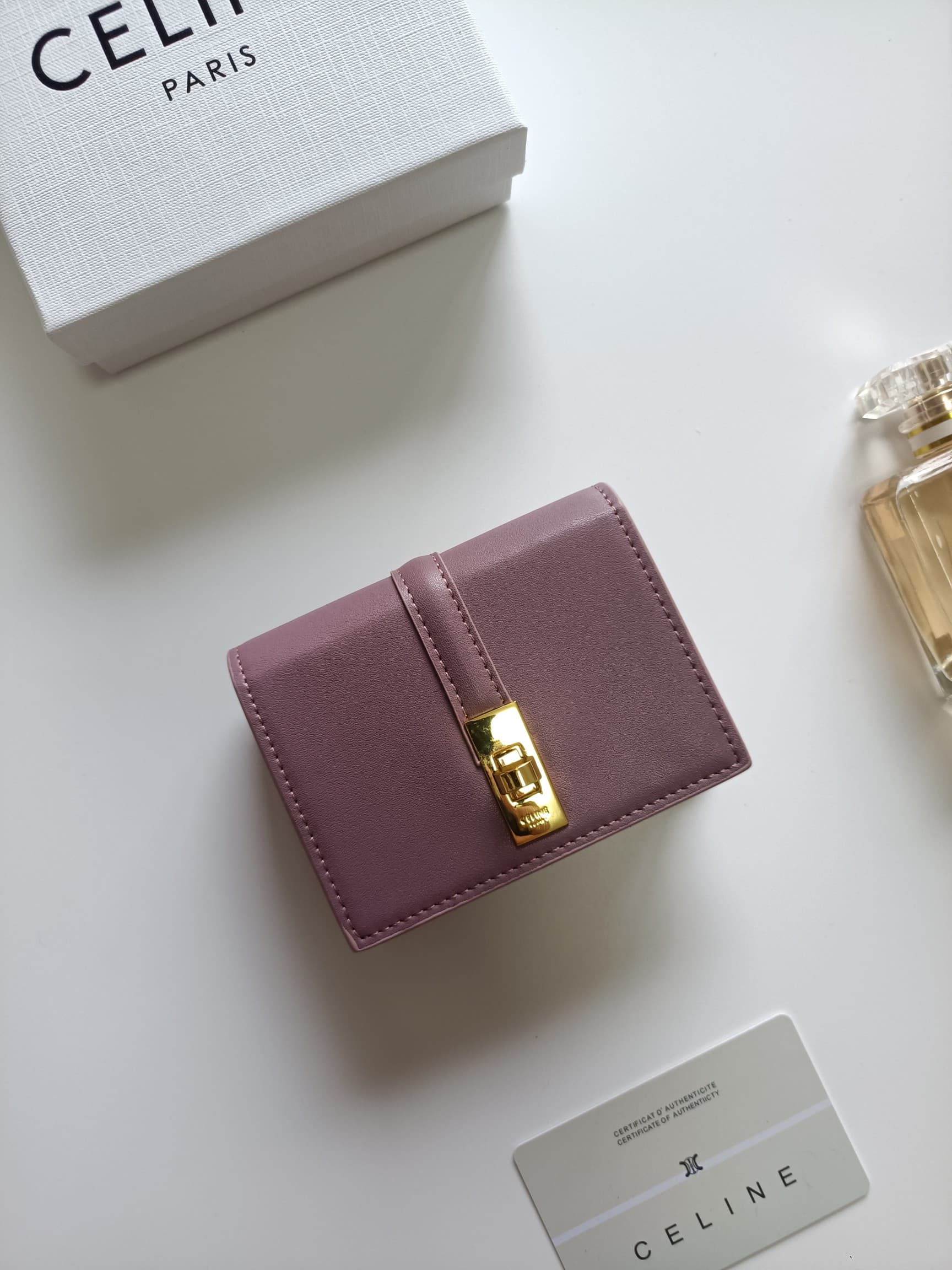 C450 Celine’s new card holder – TRIOMPHE flip-top card holder. It features classic patterns on the outer surface, with a smooth texture on the inner layer. The holder uses a rotating lock mechanism for opening and closing. There are one additional thick c — image 1