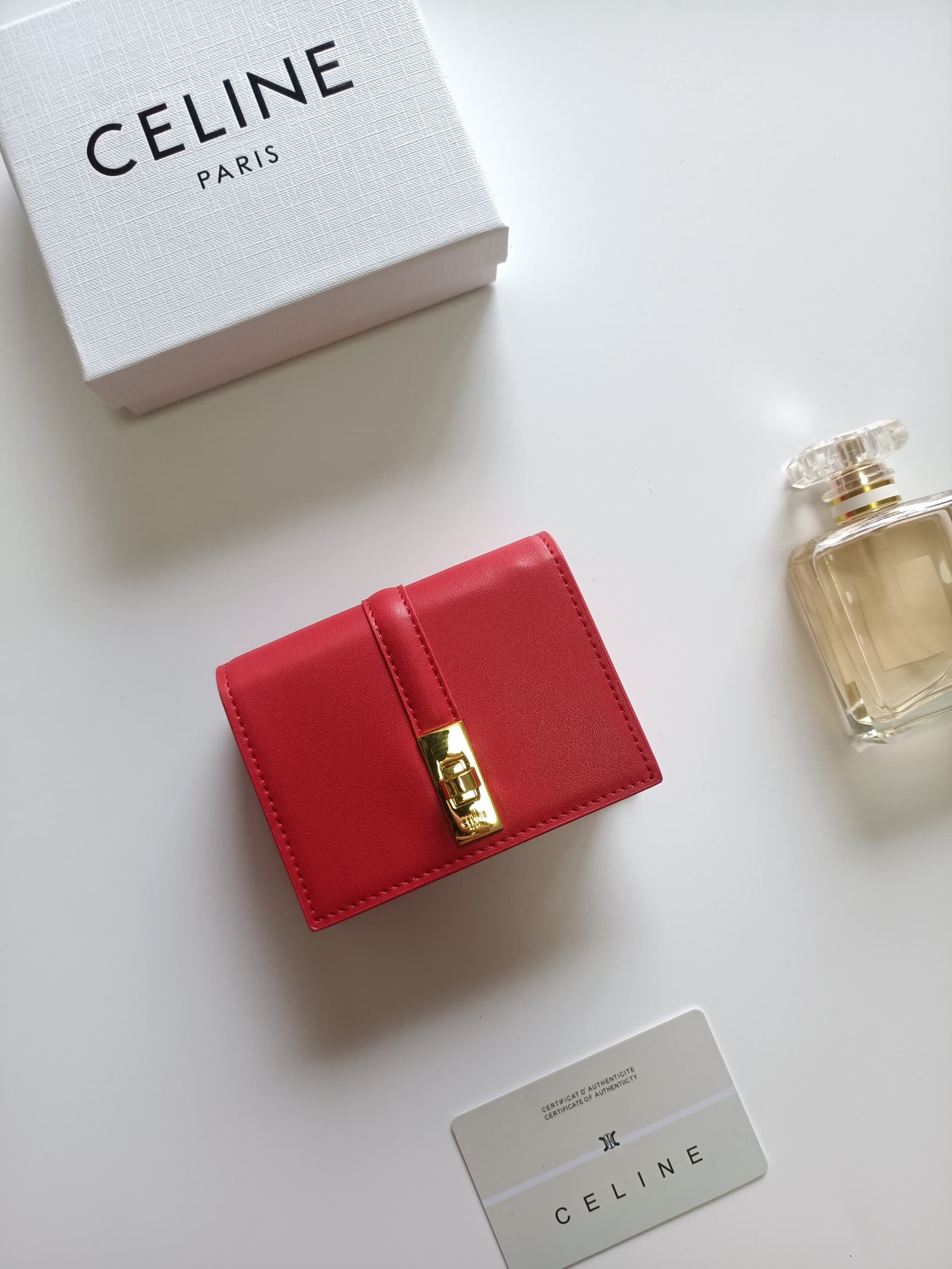 C449 Celine’s new card case – TRIOMPHE flip-up card case. It features classic patterns on the outer surface, with a smooth texture on the inner part. The case has a rotating lock mechanism for easy opening and closing. There are 1 additional thick compart — image 1
