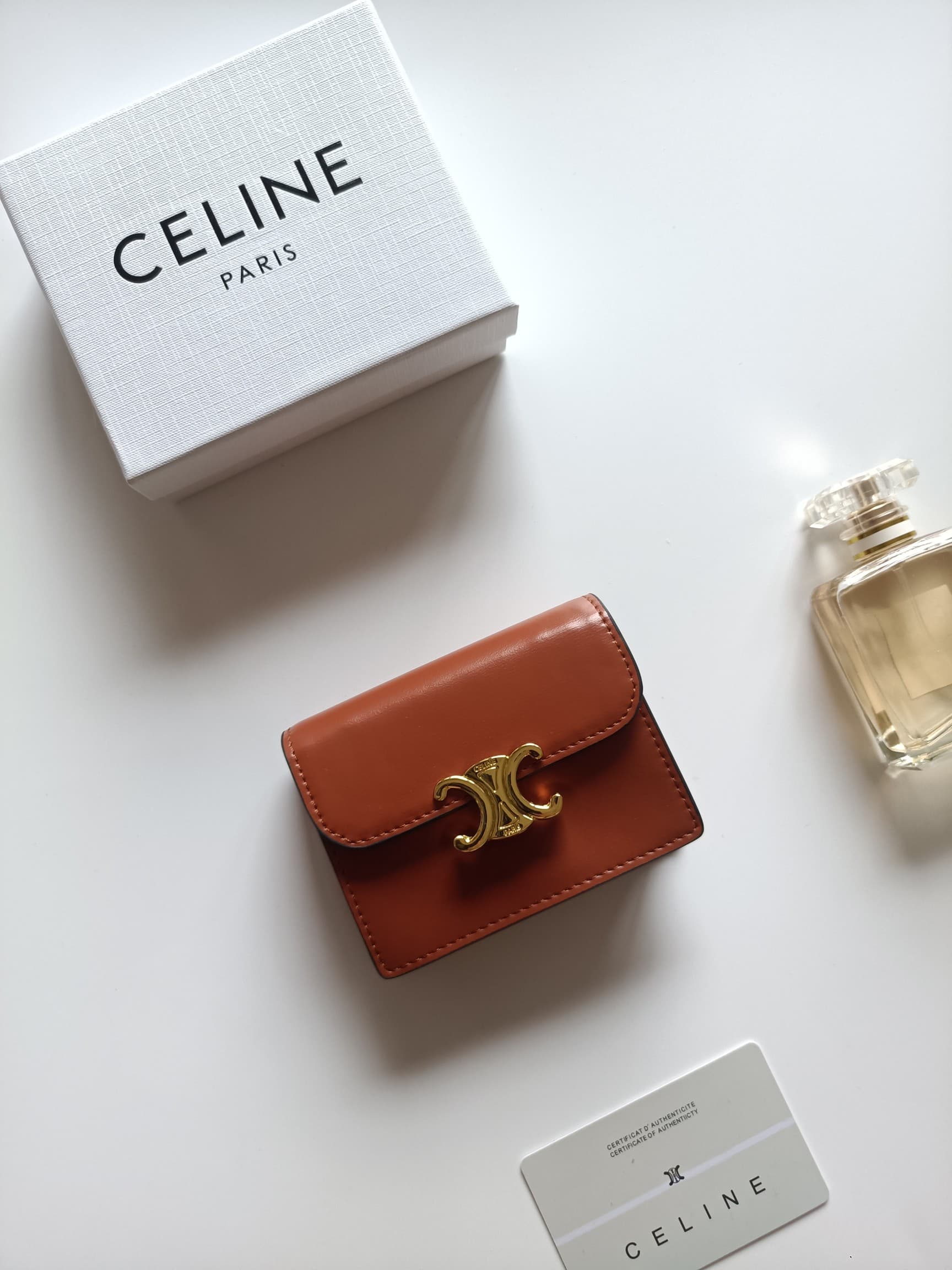 C463 Celine’s new card case – TRIOMPHE namecard case. Features a classic pattern on the large surface, with a smooth texture made of ultra-fine material. Gold-colored TRIOMPHE metal buttons for opening and closing. There is one thick inner compartment, an — image 1