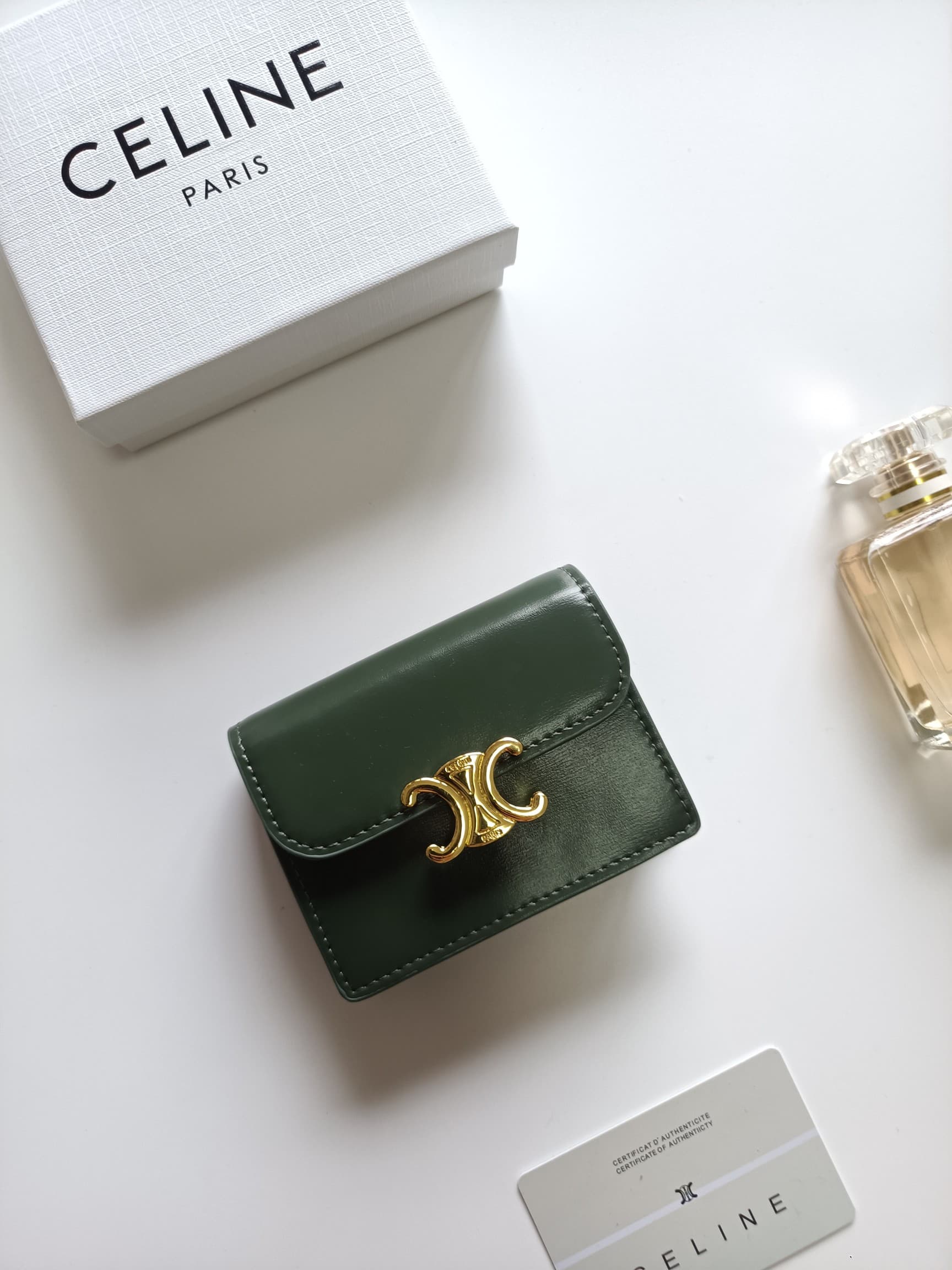 C461 Celine’s new card case, TRIOMPHE name card case – featuring classic patterns on the large surface area, with smooth finish on the inner part. It has a golden-colored TRIOMPHE metal clasp for opening and closing. There is one thick inner compartment, — image 1