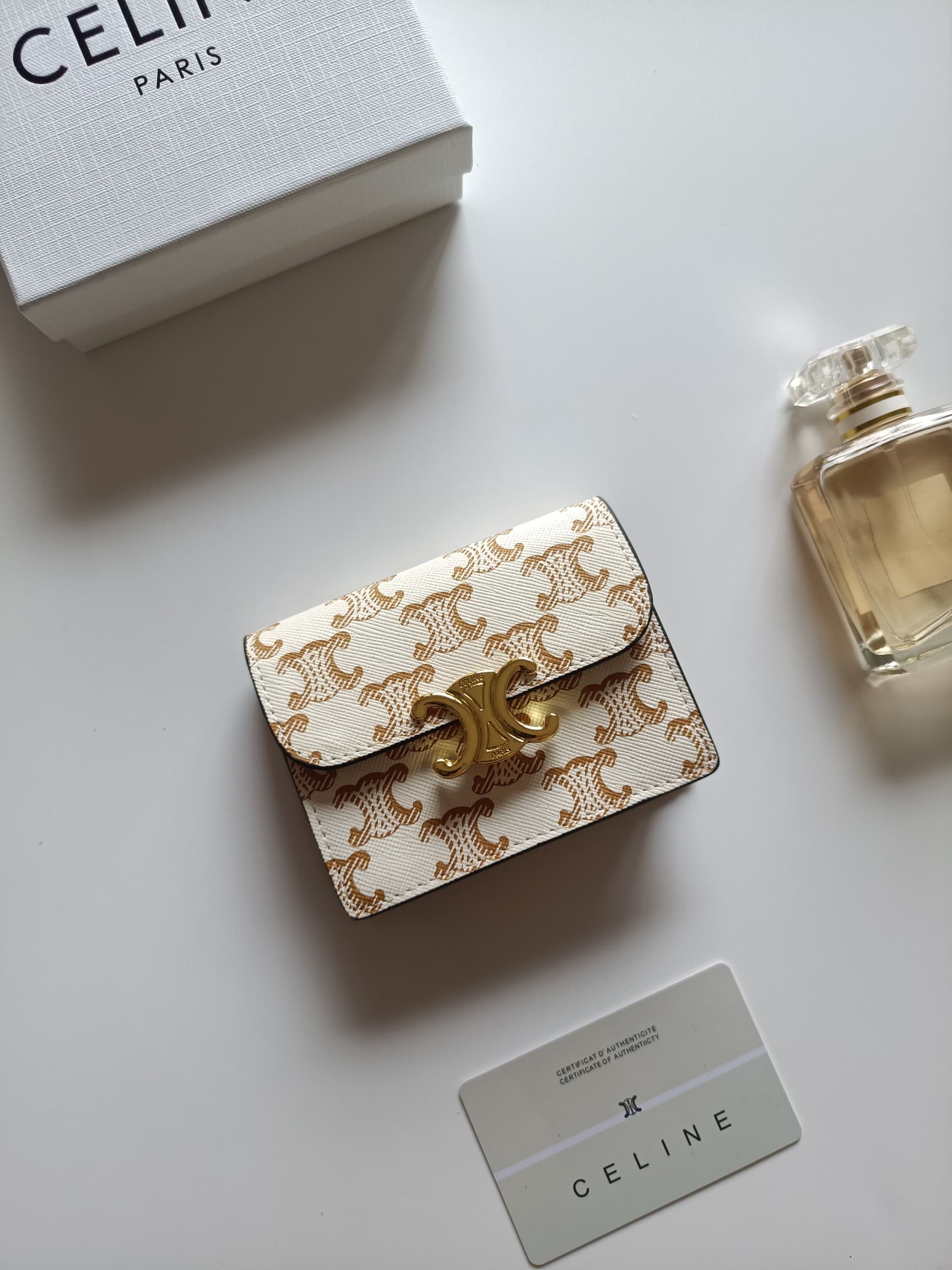 C457 Celine’s new card holder – TRIOMPHE name card case. Features classic patterns on the large surface area, with smooth microfiber texture. Gold-colored TRIOMPHE metal zippers for opening and closing. It has one thick inner compartment and one inner car — image 1