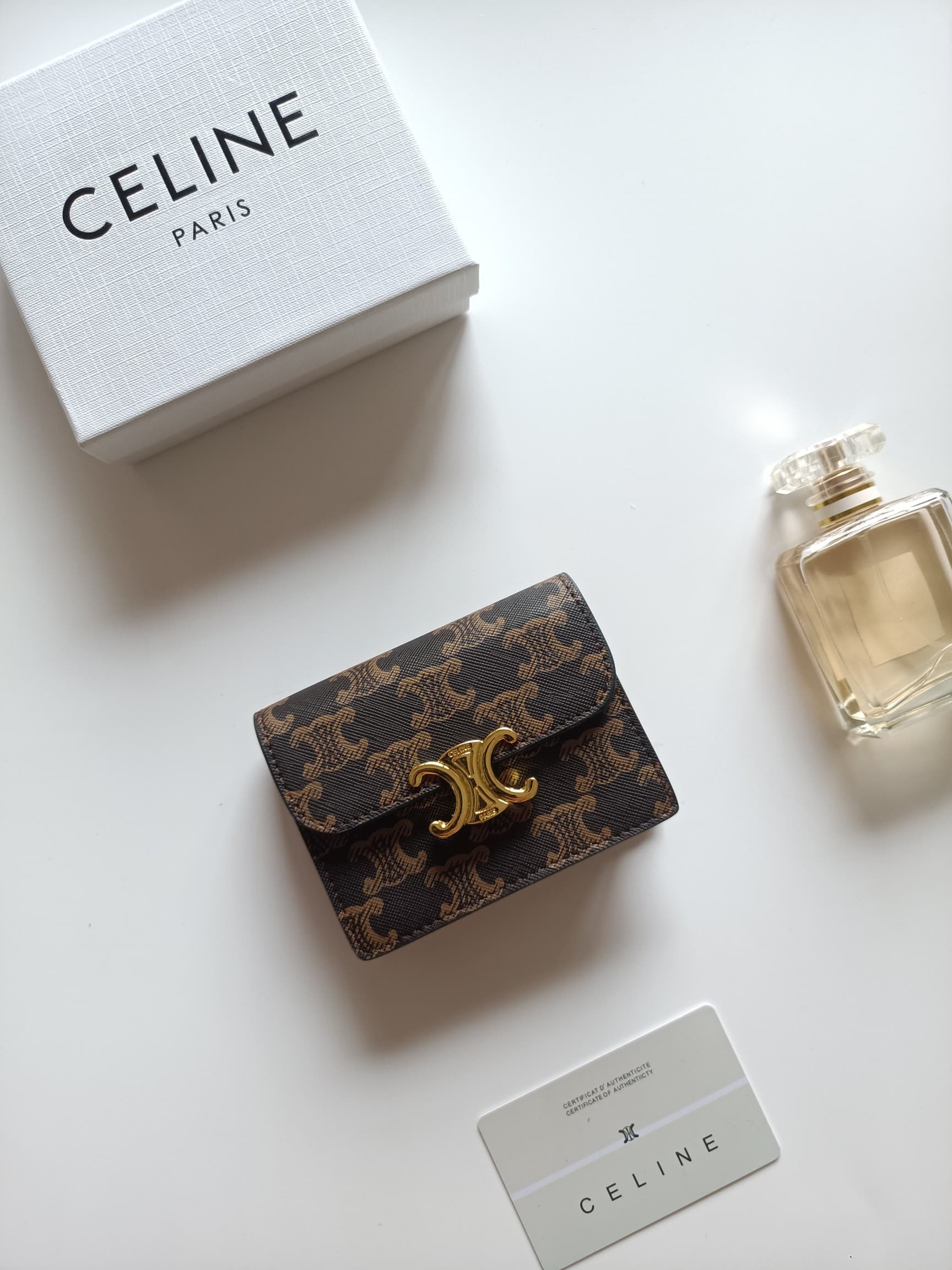 C456 Celine’s new card bag, TRIOMPHE name card bag – featuring a classic pattern on the large surface area, with smooth texture on the inner part. It has a golden-colored TRIOMPHE metal clasp for opening and closing. There is one thick inner compartment a — image 1