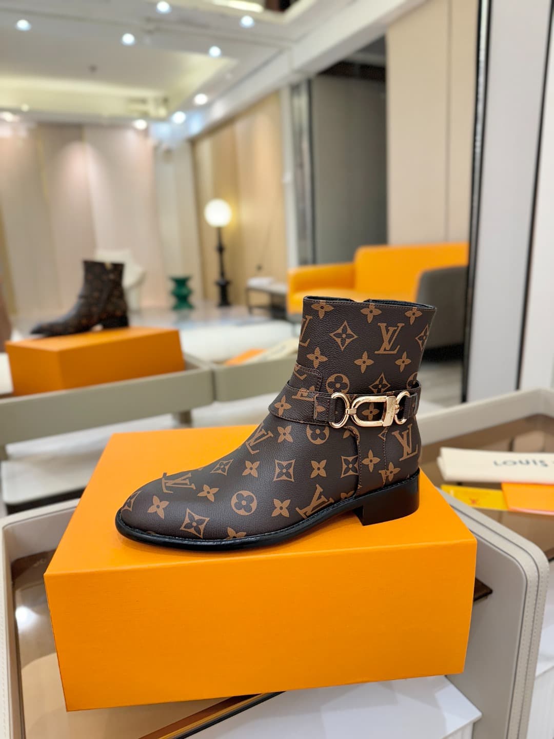 D9034 L✔️ Official store autumn/winter collection – Chelsea boots with 6 size. The collection is updated in sync with the official website. Features LV-style new designs with large buckles, well-shaped soles that provide comfort and versatility. They look — image 1