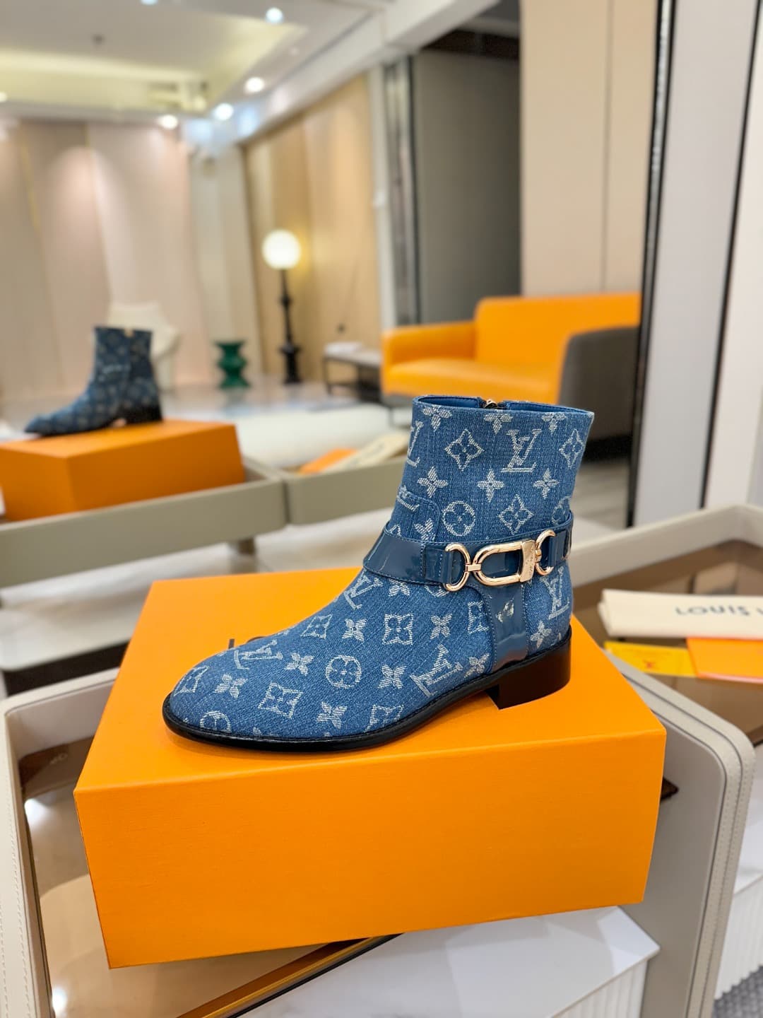 D9033 L✔️ Official store autumn/winter collection – Chelsea boots with 6 size. The collection is updated in sync with the official website. Features LV-style large buckles, well-shaped soles that provide comfort and versatility. Elegant and stylish. No fa — image 1