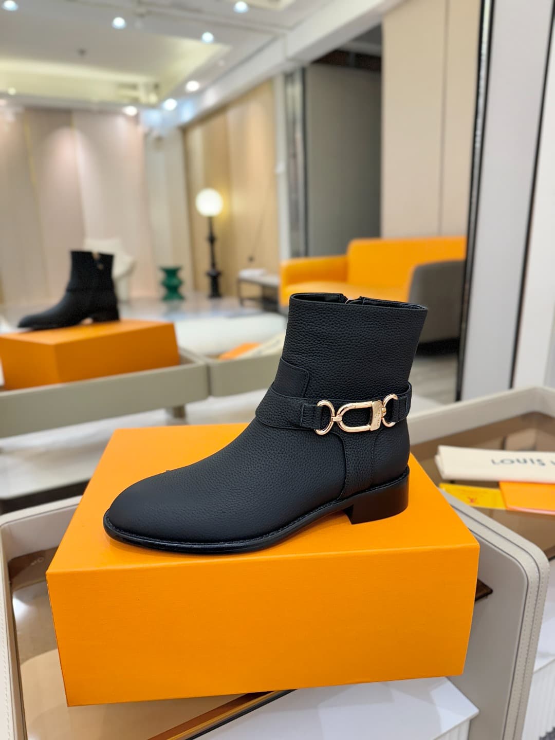 D9032 L✔️ At the store, autumn and winter collections include Chelsea boots with 6 footlengths. The official website’s collection is updated in real time. These are LV-style boots with a new design featuring large buckles, a well-crafted sole that provide — image 1