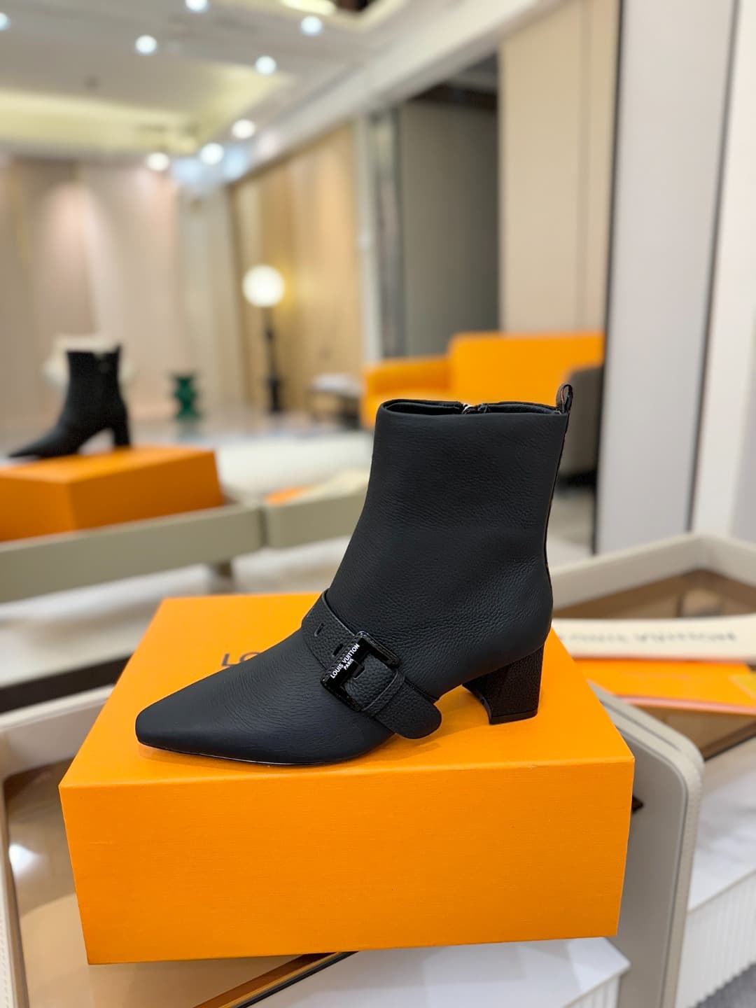 D9027 L✔️Home boutique offers autumn/winter collection 6 short boots. The official website’s collection is updated in real time. These boots feature LV-style lacquered buckles, offering a unique and stylish design. They are comfortable to wear and versati — image 1