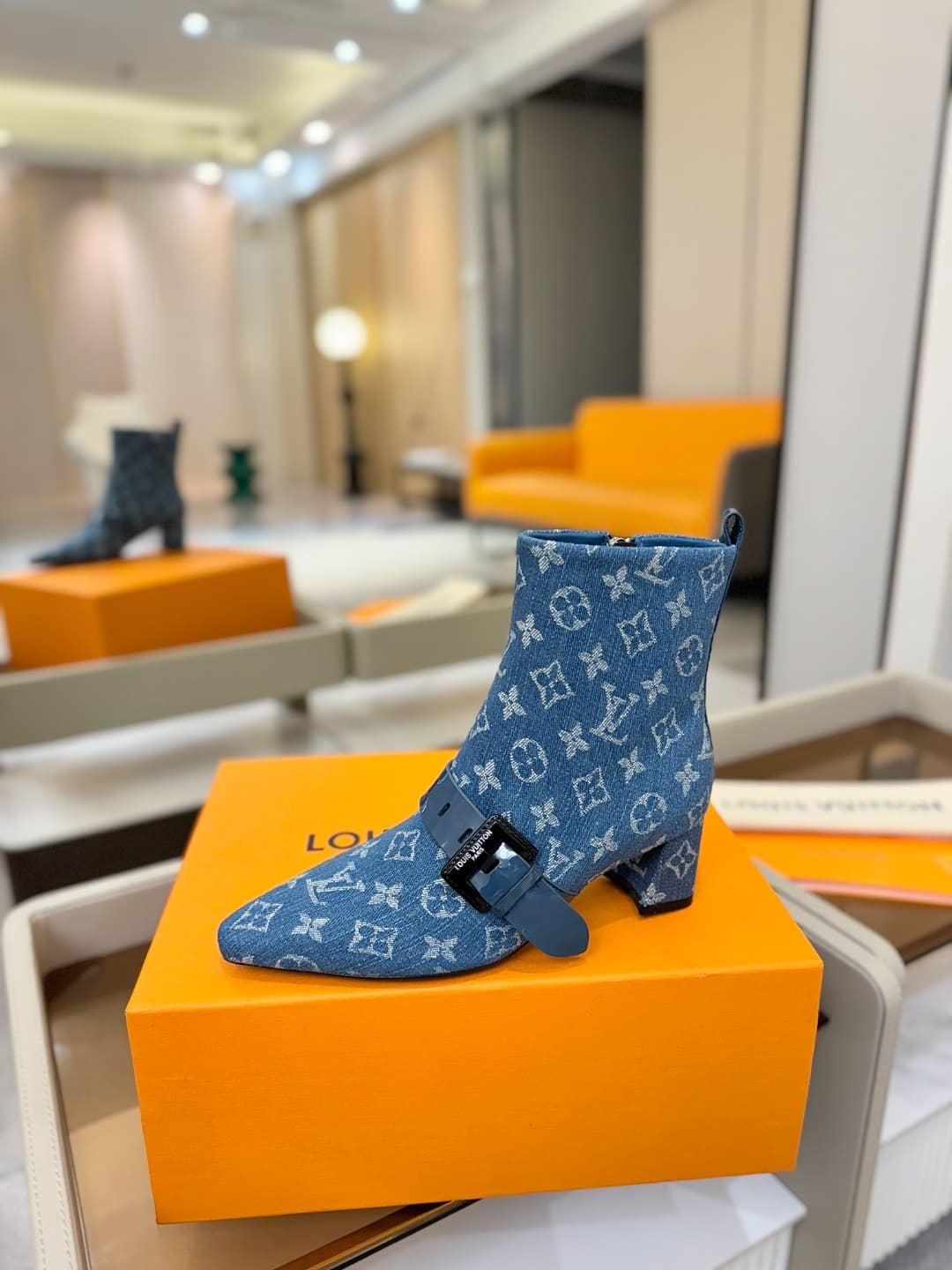 D9030 L✔️Home boutique’s autumn/winter collection includes 6 short boots. The official website’s collection is also updated regularly. These boots feature a new lacquered design by LV; they are stylish and unique, comfortable to wear, and exude a strong B — image 1
