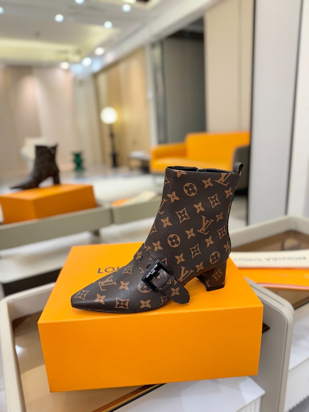 D9028 L✔️Home specialty store: Autumn/winter collection 6 short boots. The official website collection is updated in real time. LV’s new lacquered buckle design makes these boots stylish and unique. They are comfortable to wear and versatile, with a stron — image 1