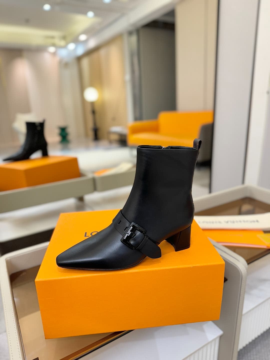 D9026 L✔️Home boutique’s autumn/winter collection includes 6 short boots. The official website’s collection is updated in real time, featuring LV-style lacquered buckles. The designs are innovative and unique; they are comfortable to wear and versatile fo — image 1